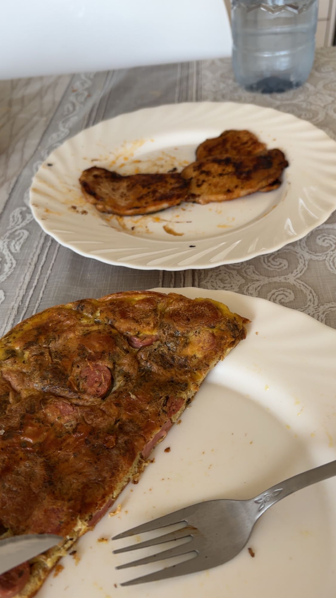 Omelette et viande grillée