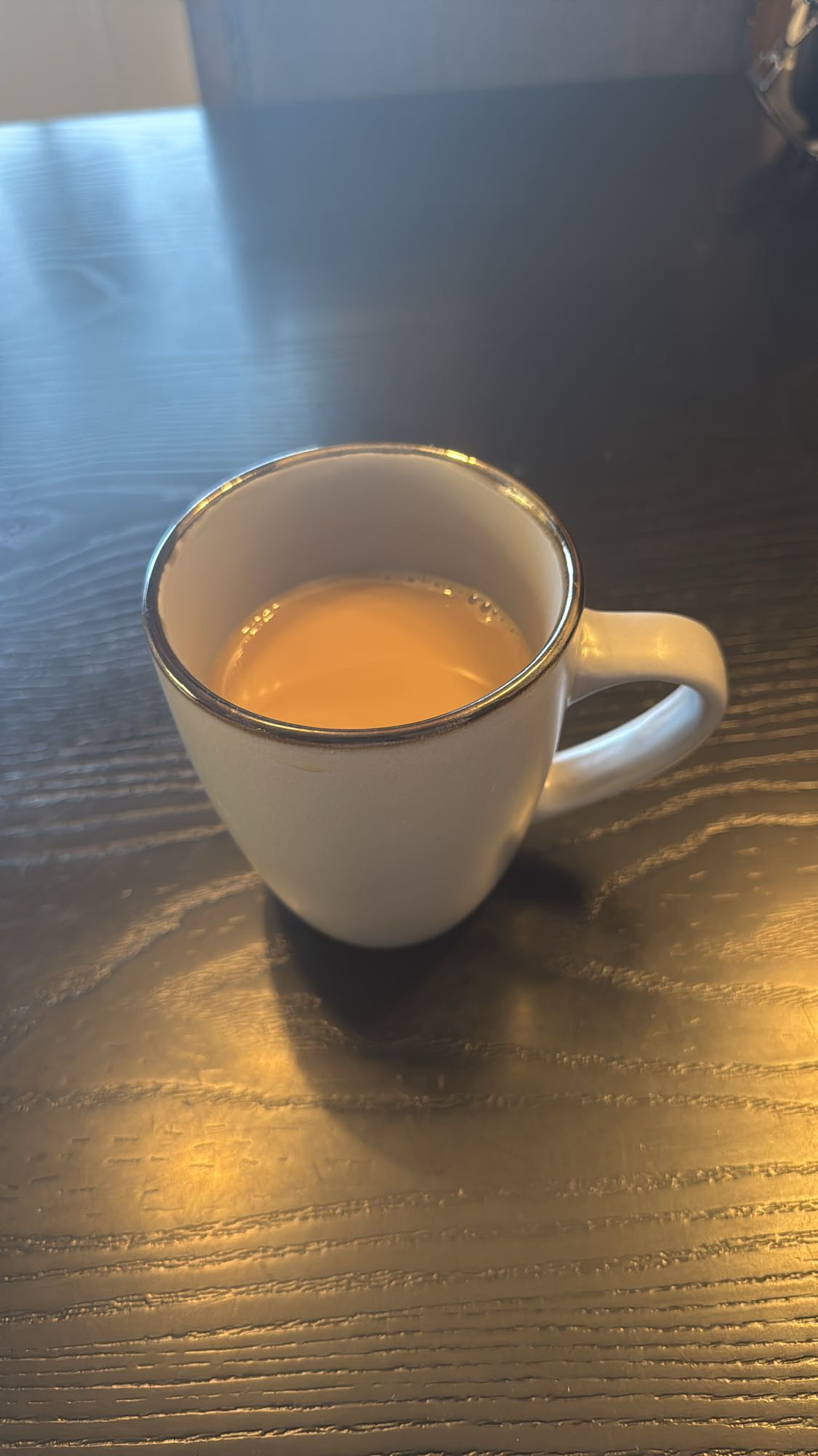 Kopp med te med mjölk