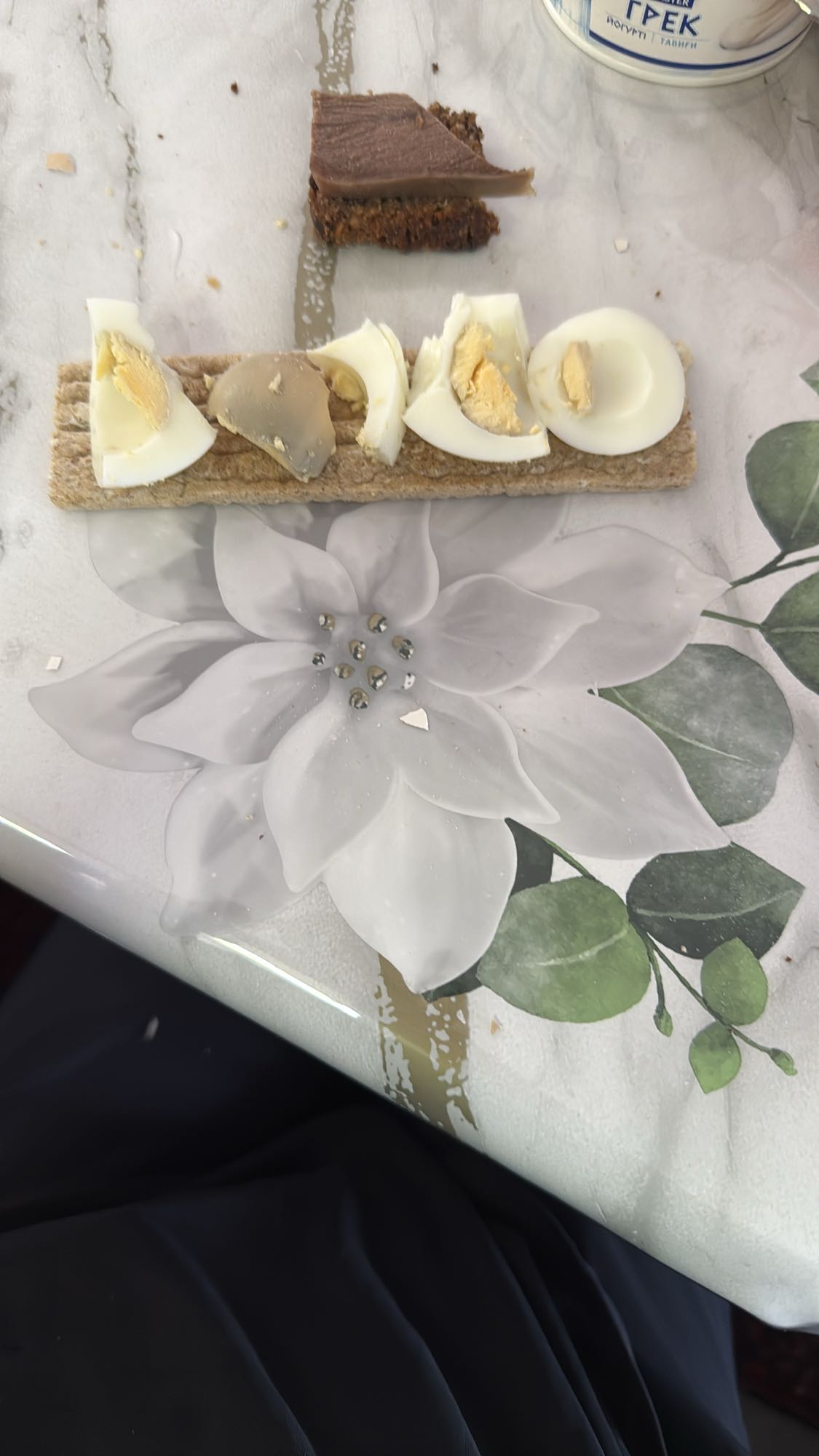 Перекус с яйцом и хлебцем