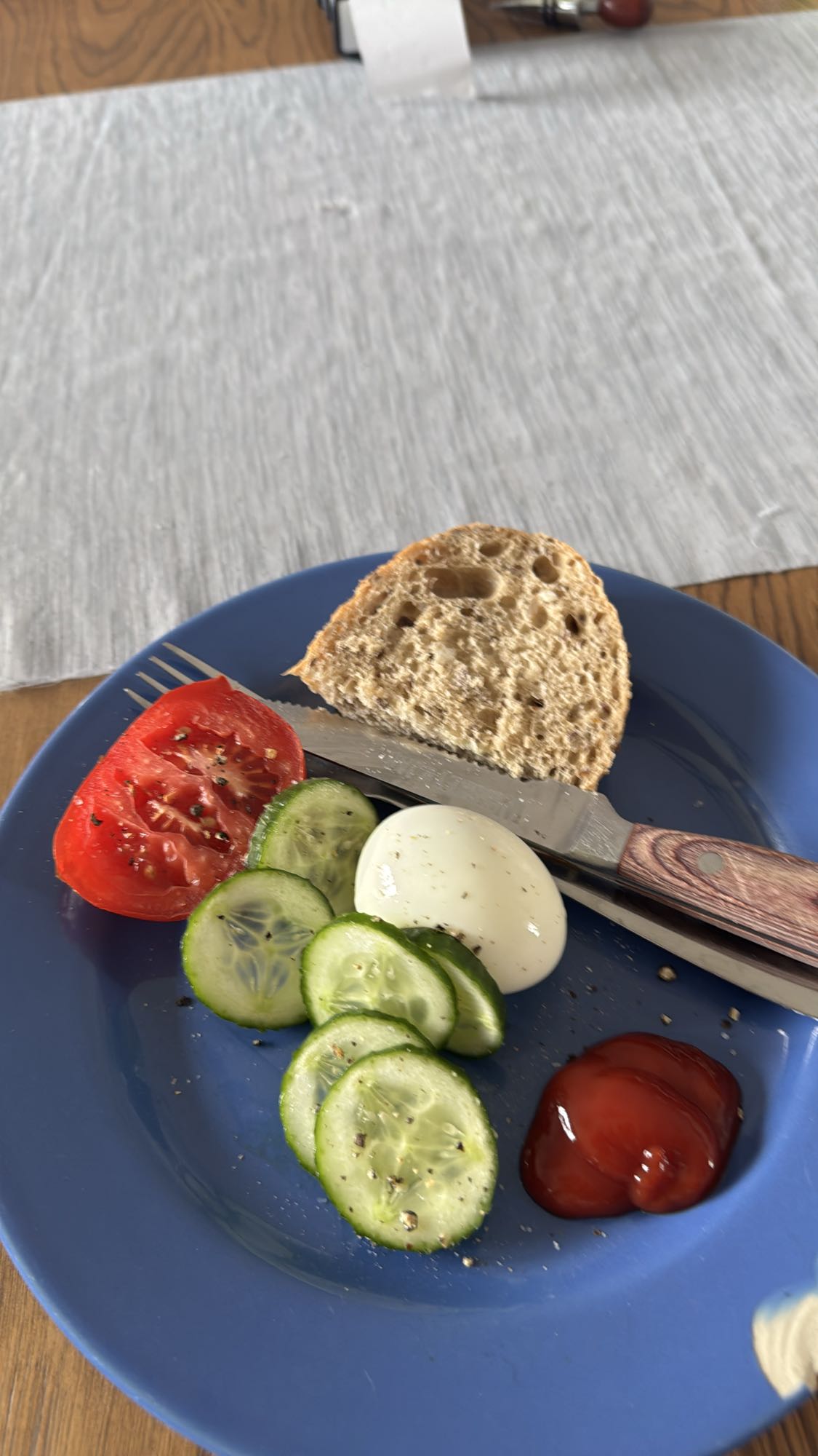 Jajko z warzywami i chlebem