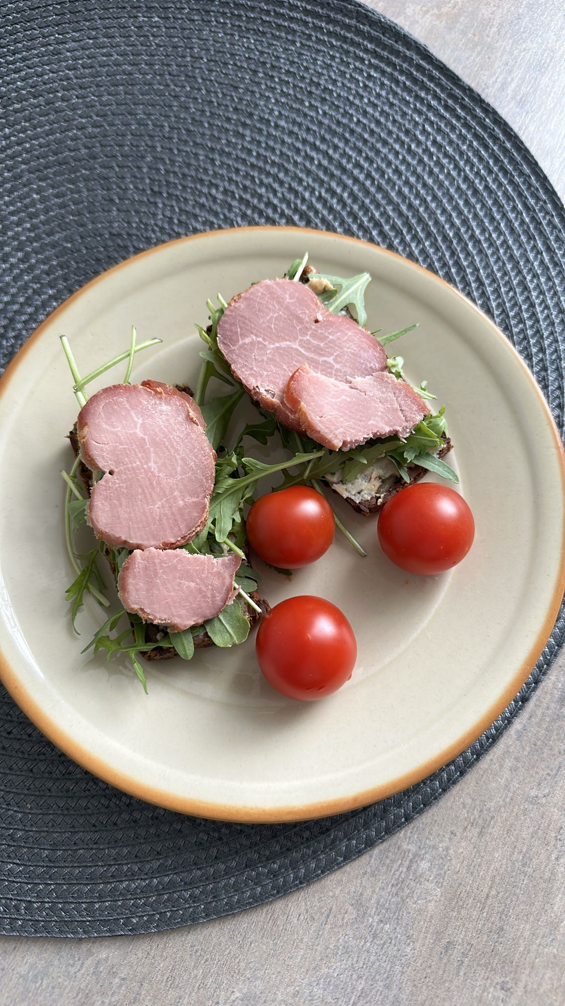 Kanapki z szynką i rukolą