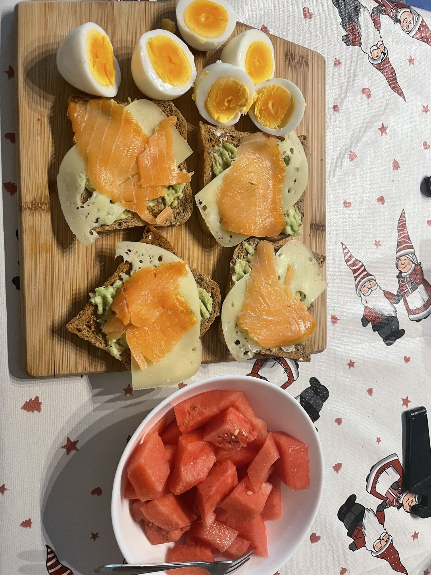 Tostadas con salmón y huevo