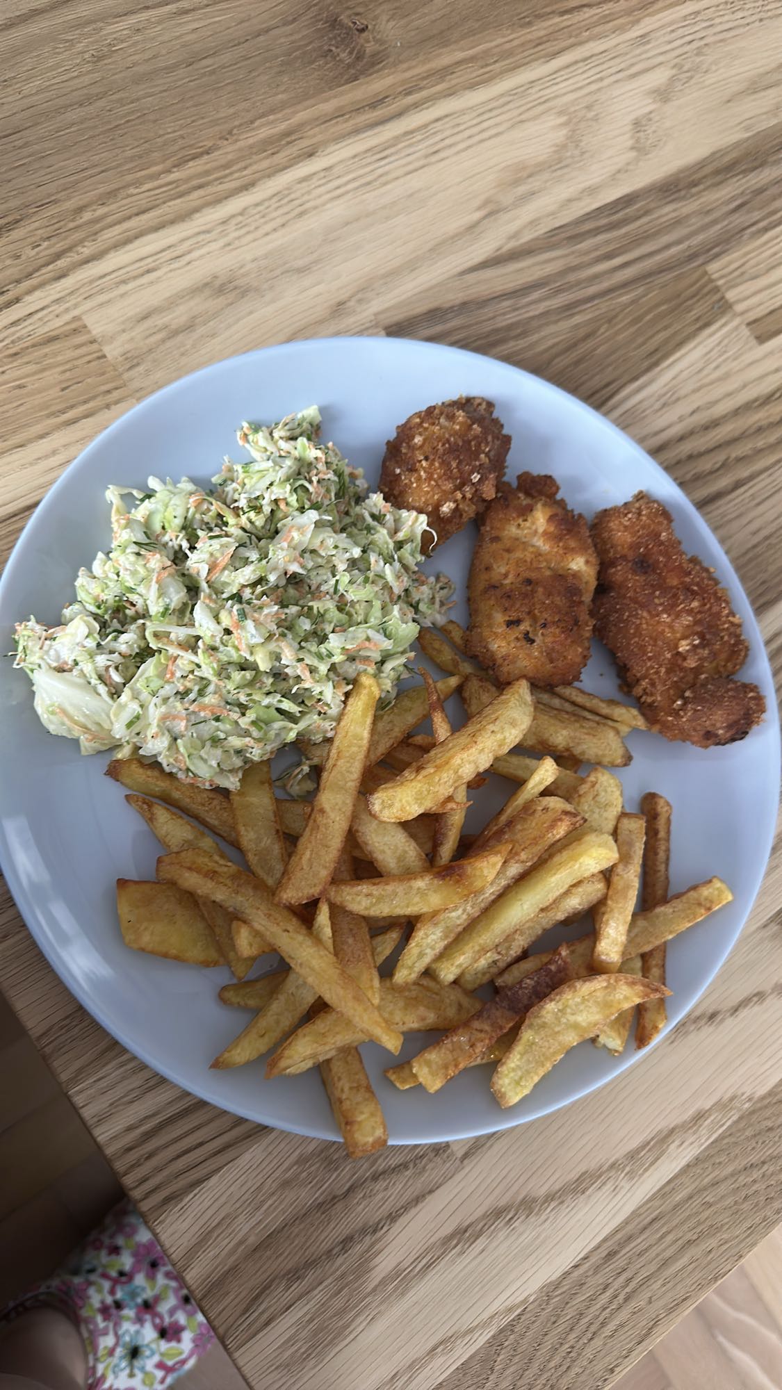 Frytki z kurczakiem i surówką