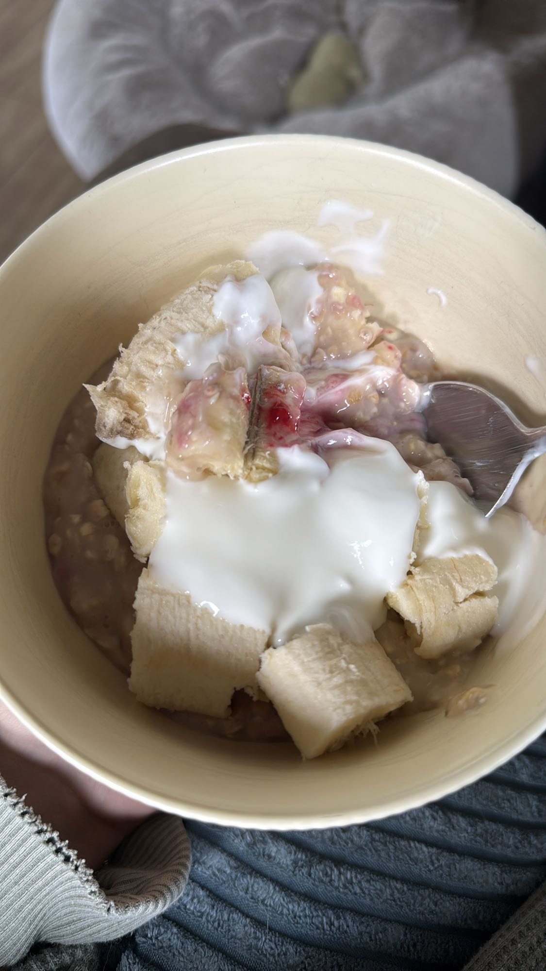 Bananen-Joghurt-Haferflocken mit Mandelmilch, Himbeeren und Kaffee