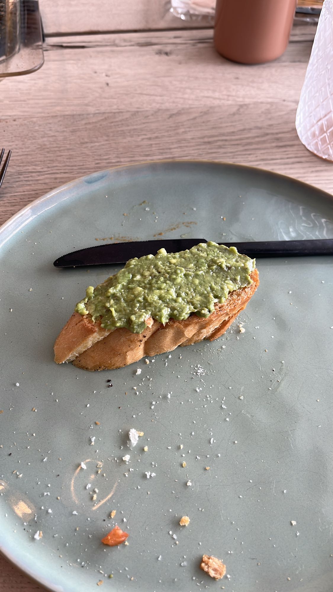 Brood met avocadopasta