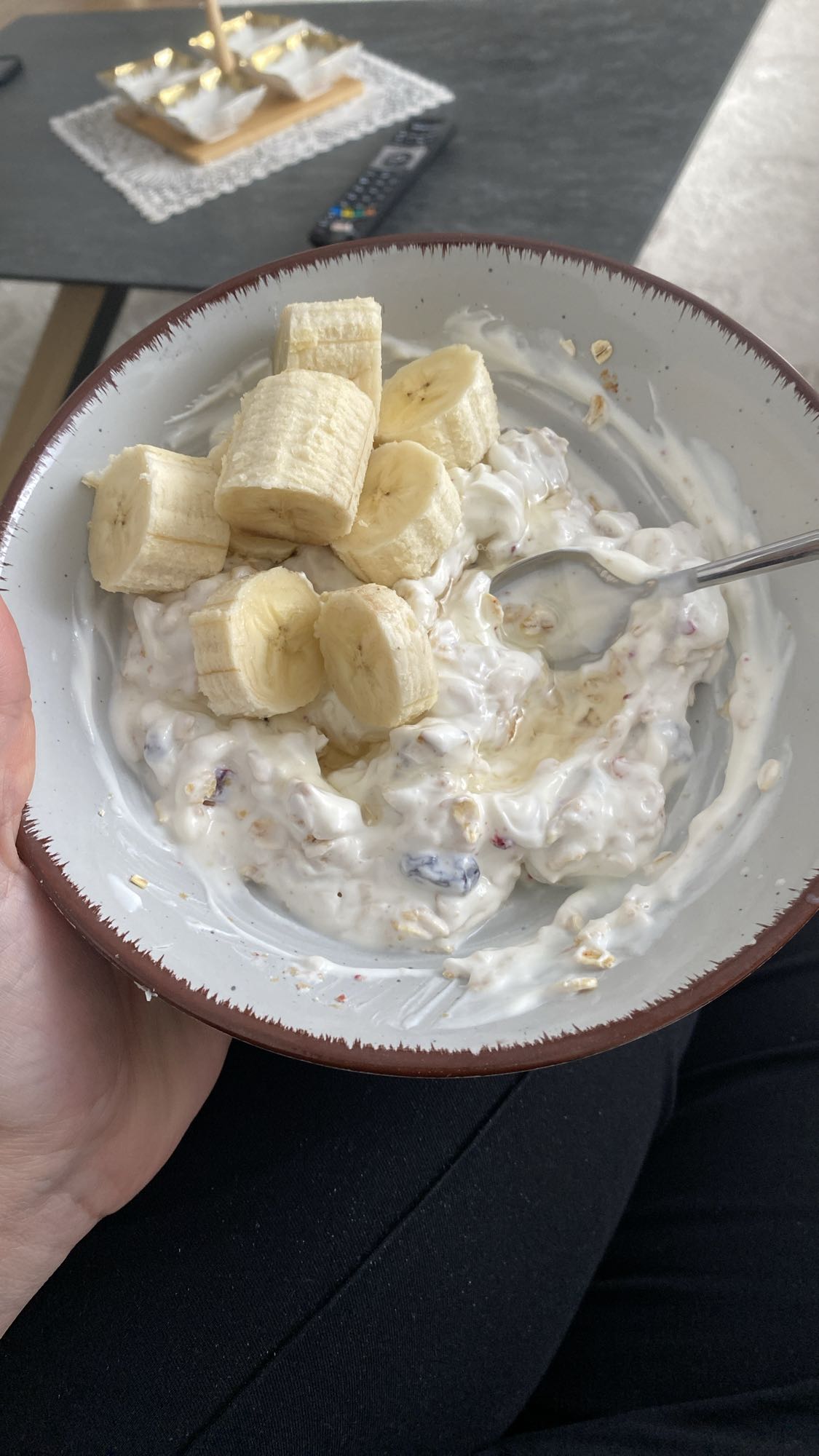 Banane mit Joghurt-Müsli
