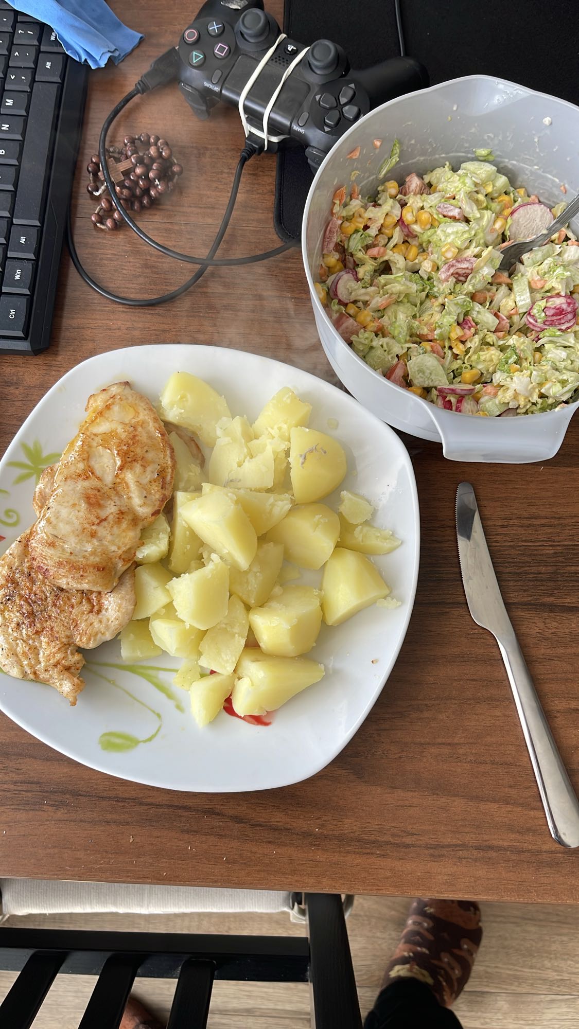 Kurczak z ziemniakami i sałatką