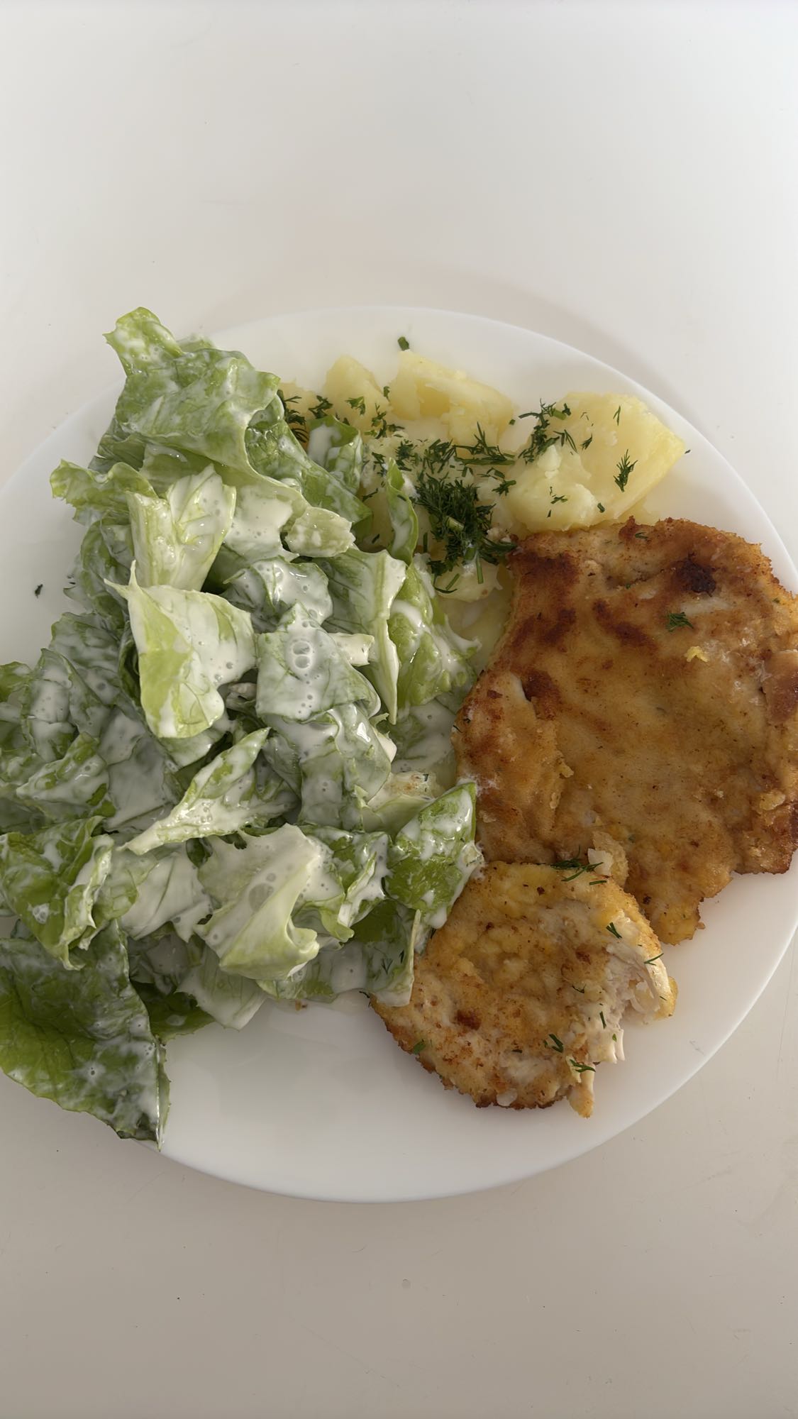 Kotlet z ziemniakami i sałatą