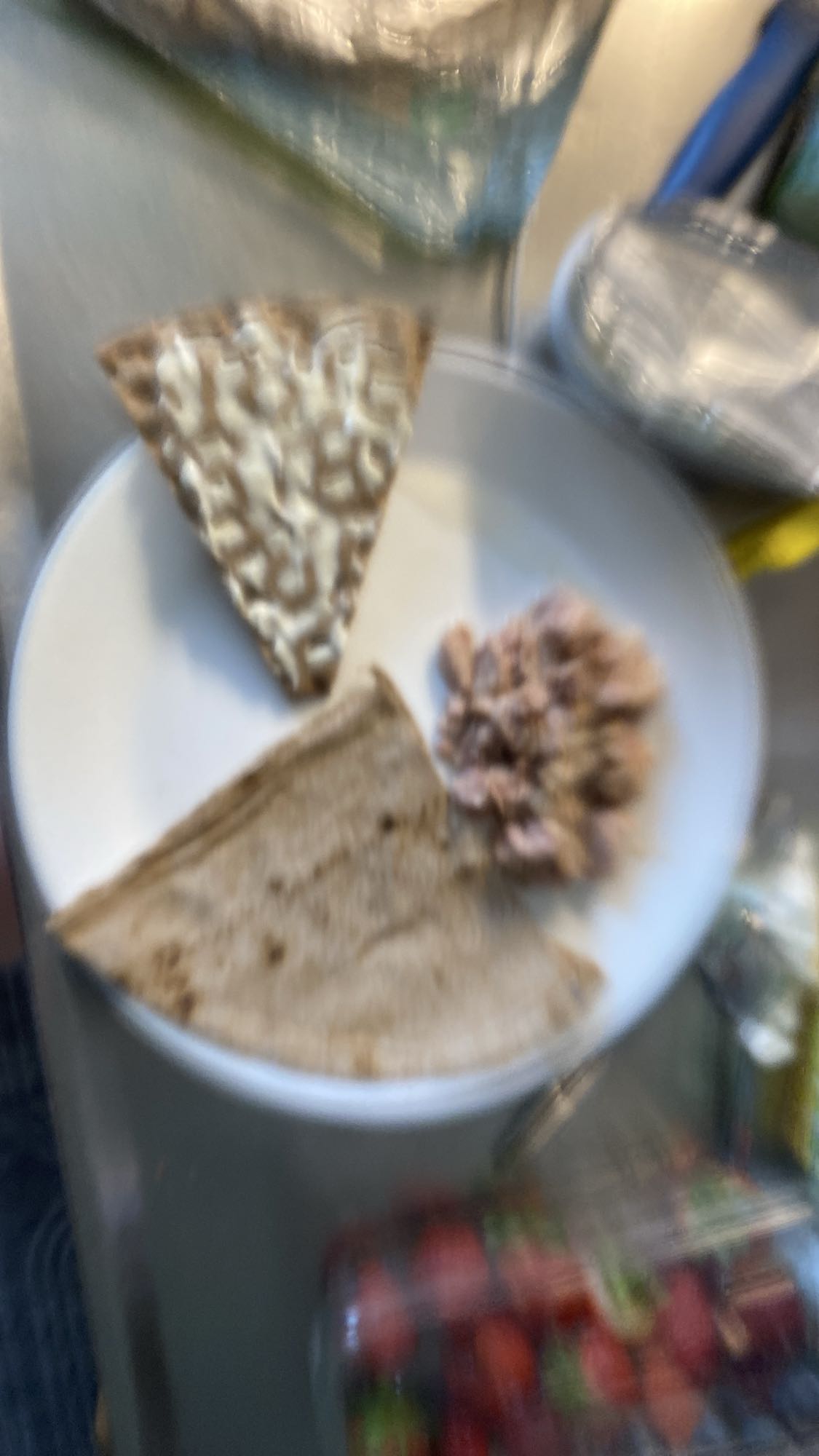 خبز وتونة ومقرمشات