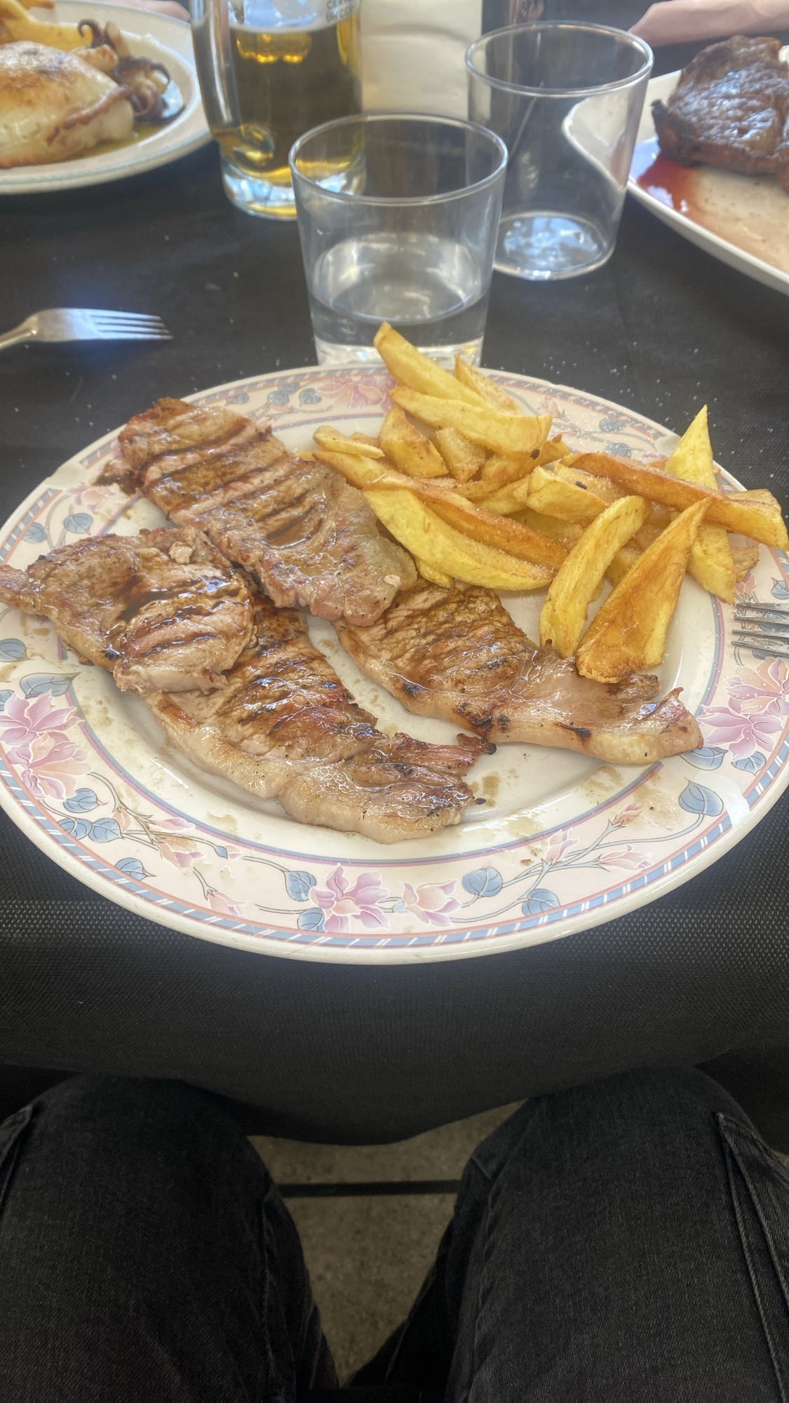 Carne con papas fritas