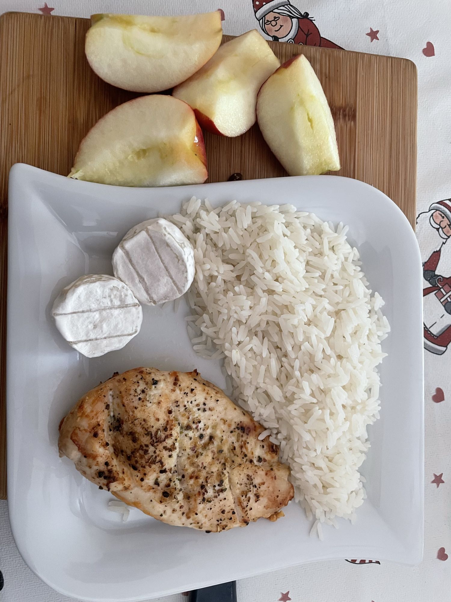 Pollo con arroz y manzana