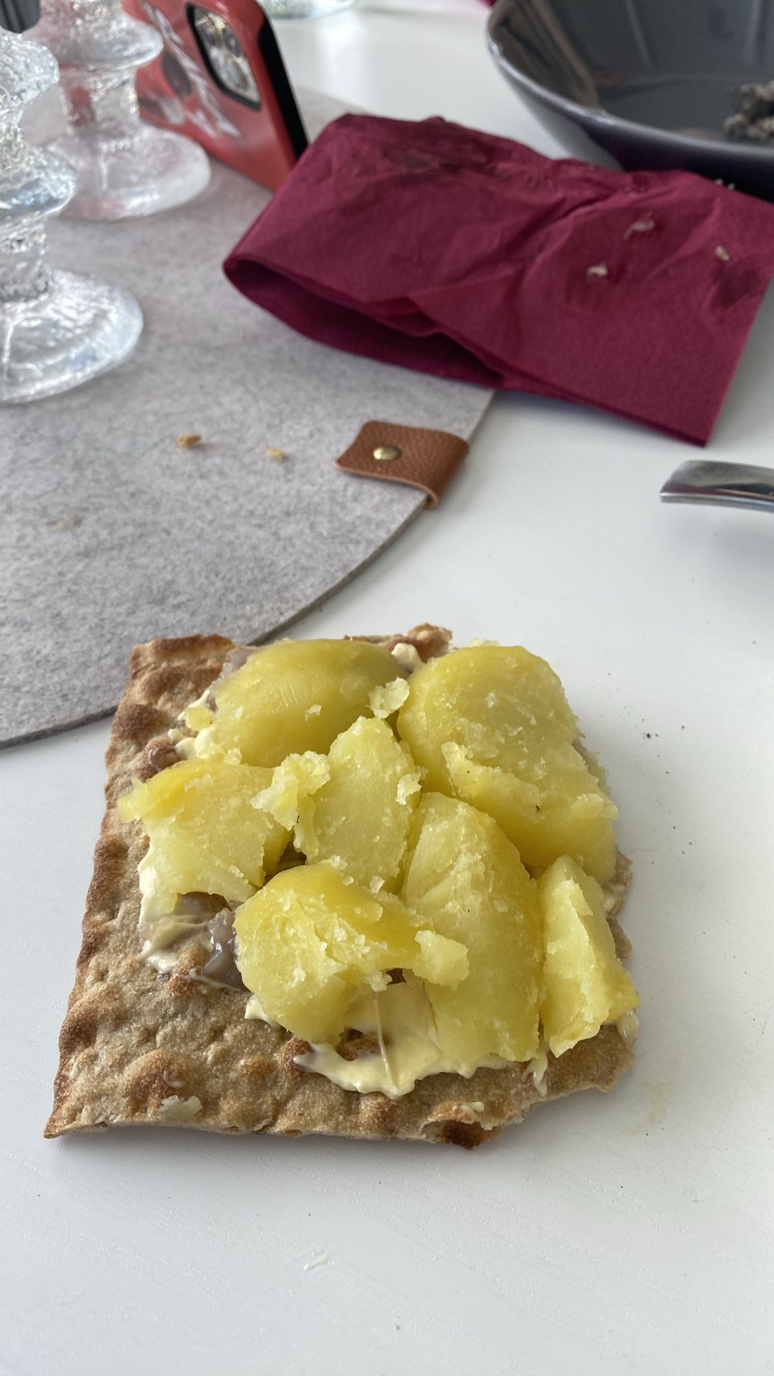Tunnbröd med potatis och surströmming