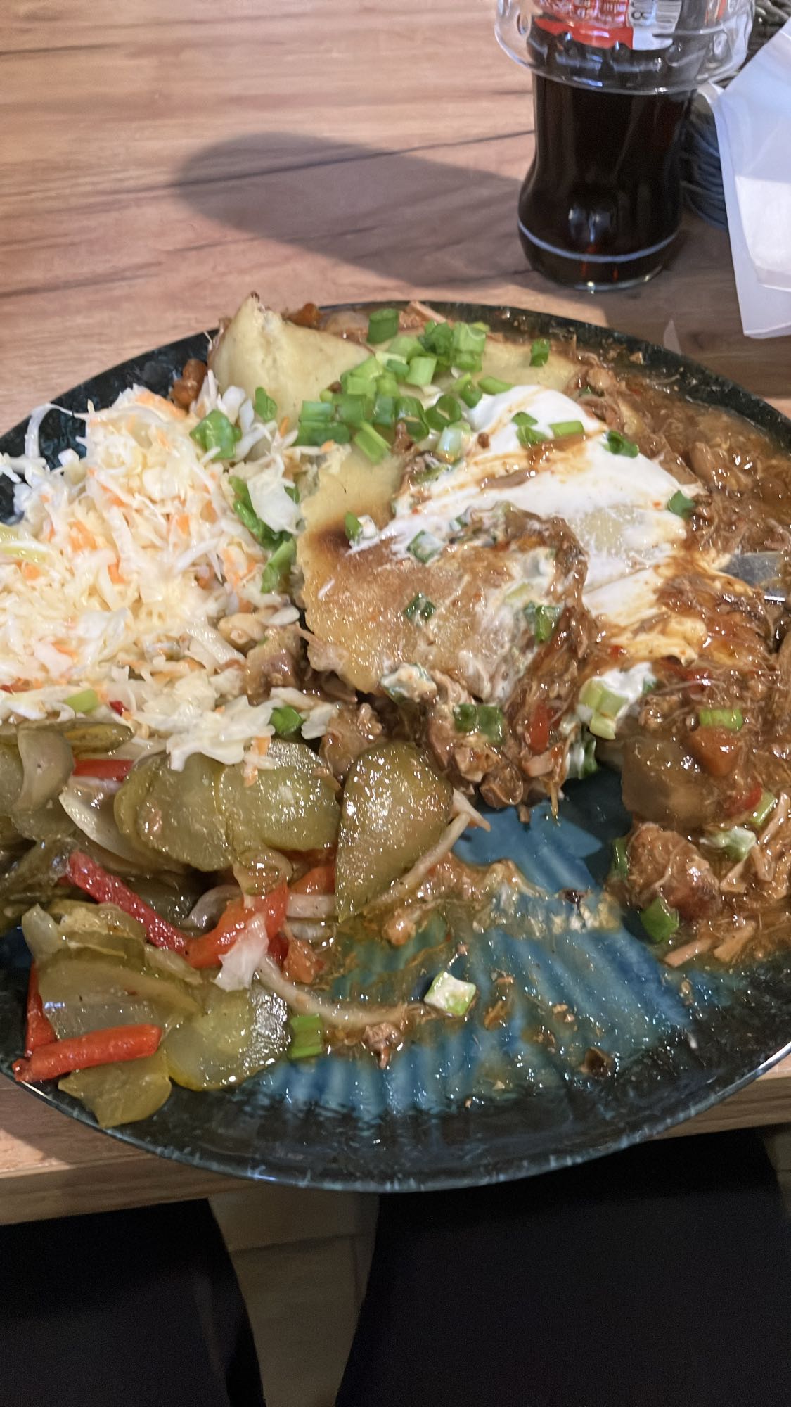 Ziemniaki z mięsem i surówką