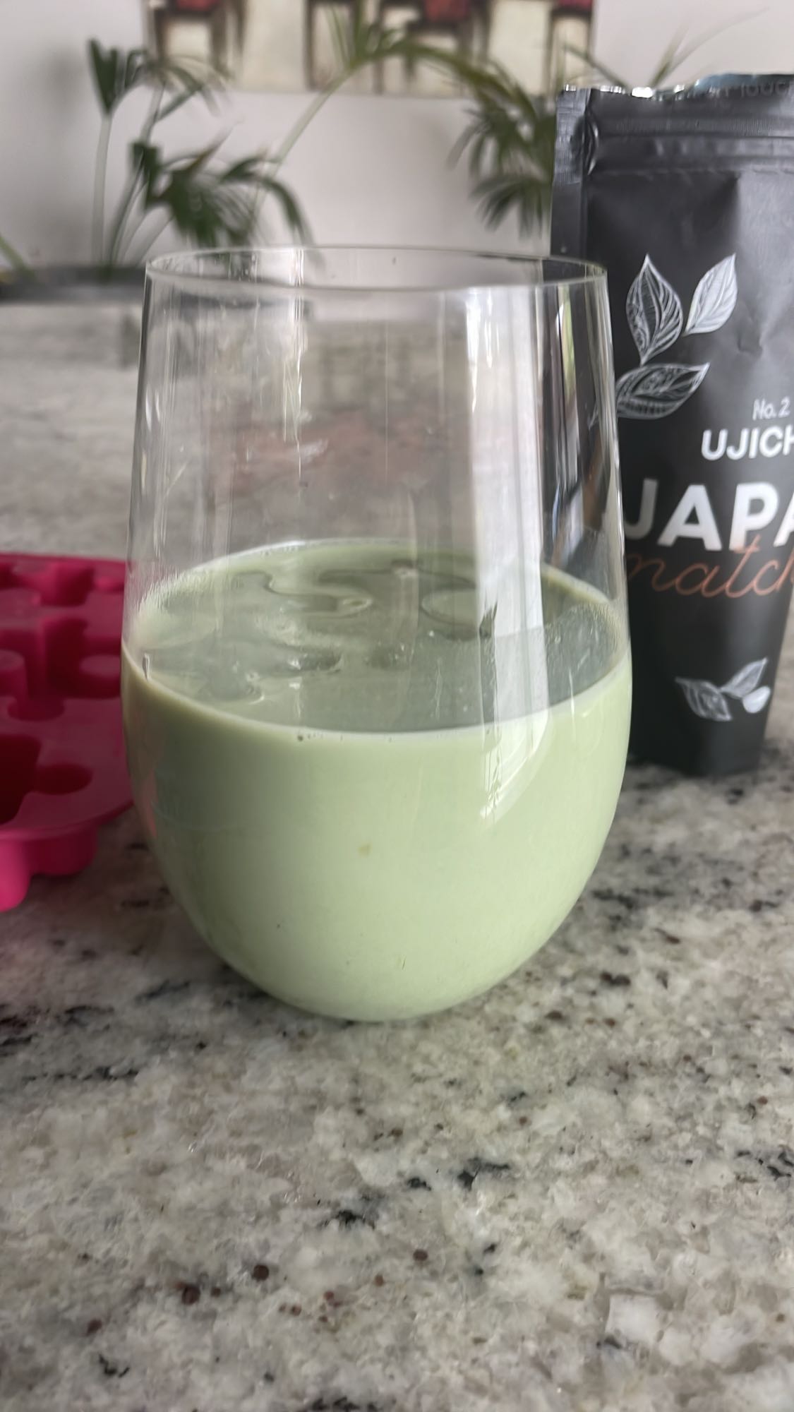 Zimna matcha latte