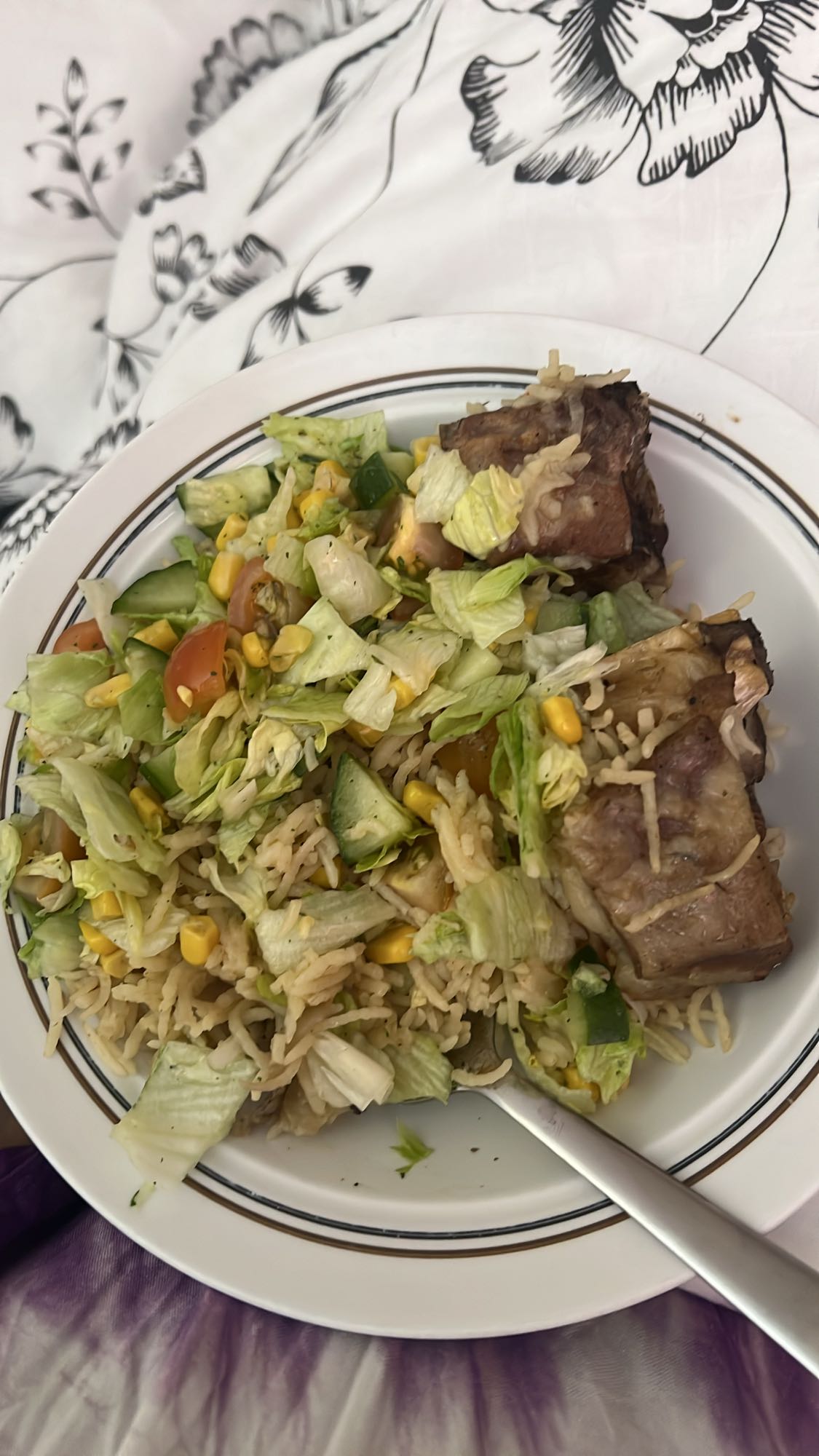 Ris med sallad och kött