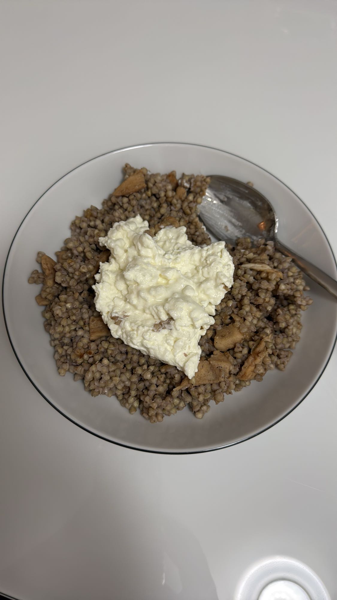 Buchweizen mit Hühnerfleisch und fettarmem Hüttenkäse