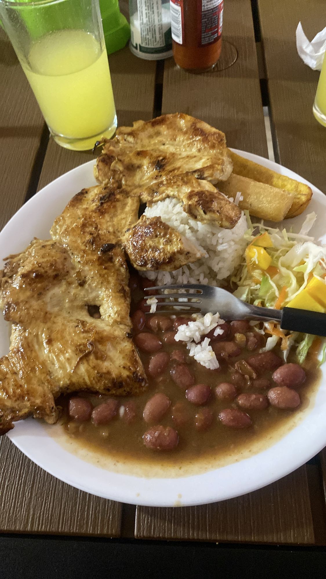 Pollo con arroz y frijoles