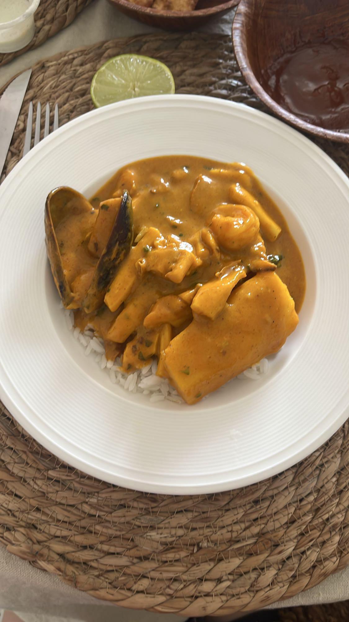 Curry de mariscos con arroz y yuca