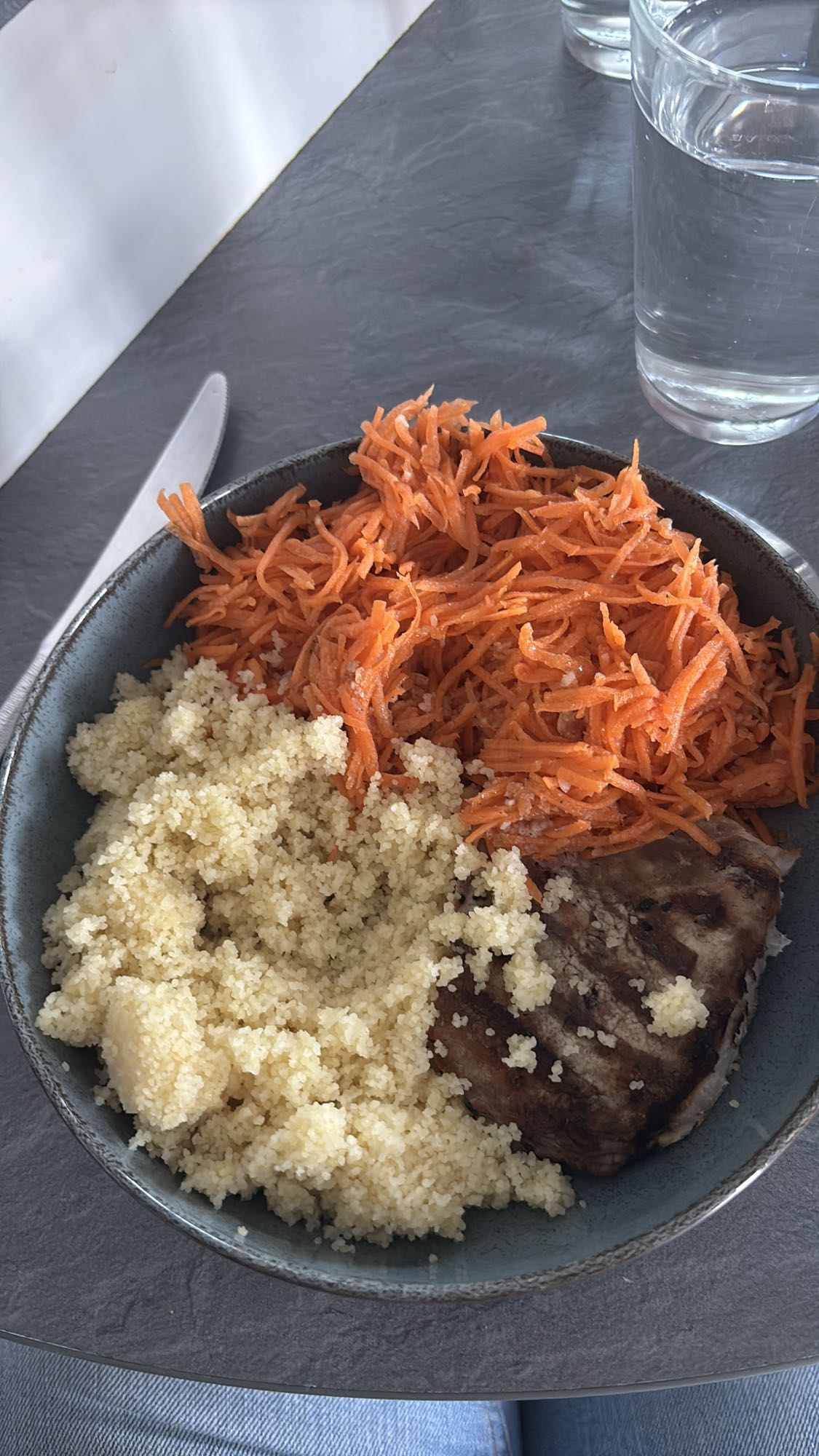 Côtelette de porc, carottes, couscous