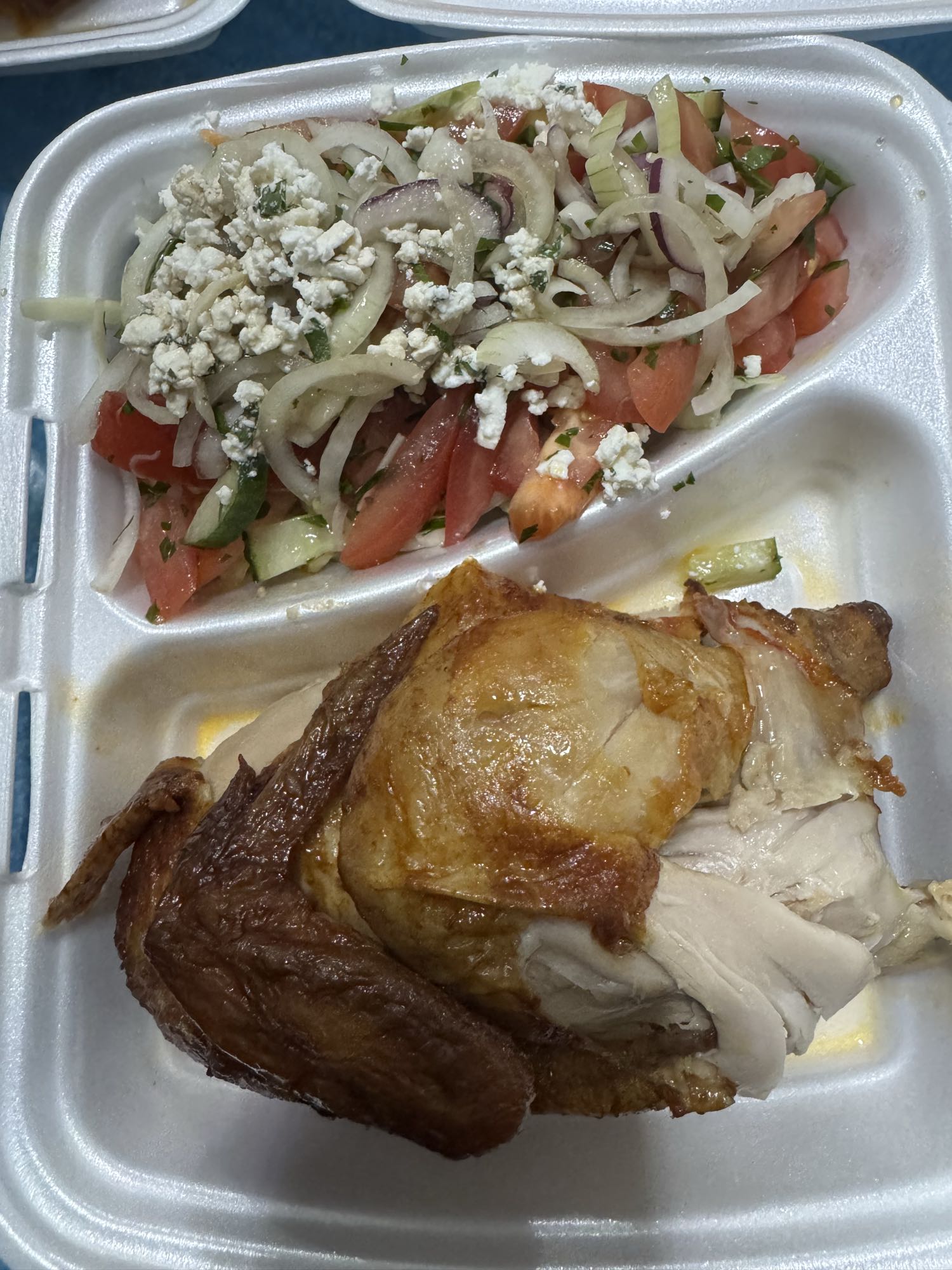 Gegrilltes Hähnchen mit Salat