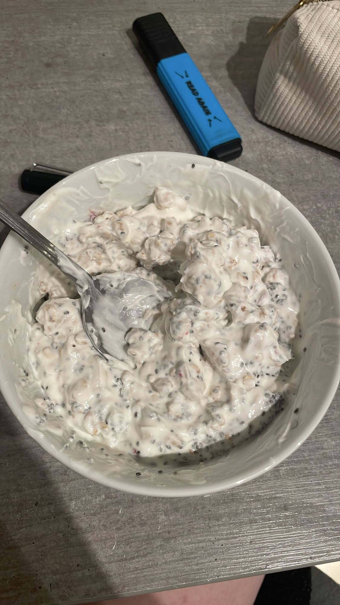 Yogur con granola y chía