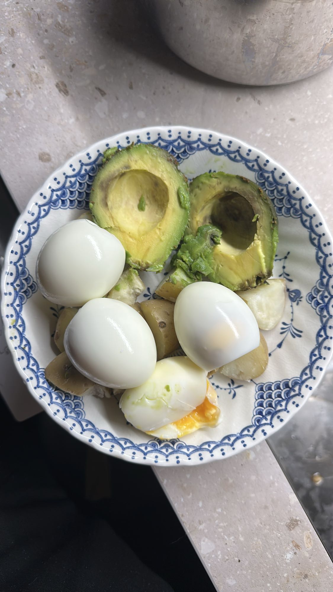 Ägg och avokado tallrik