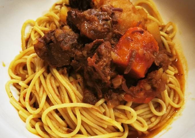 Espaguetis con carne guisada