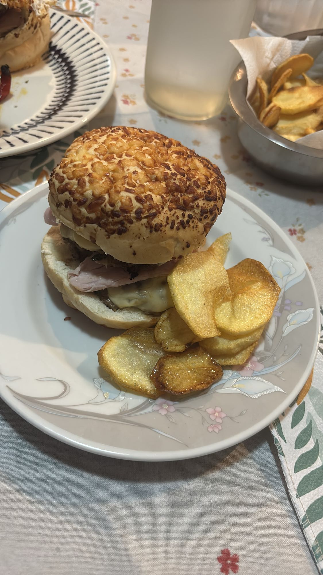 Cheeseburger with chips