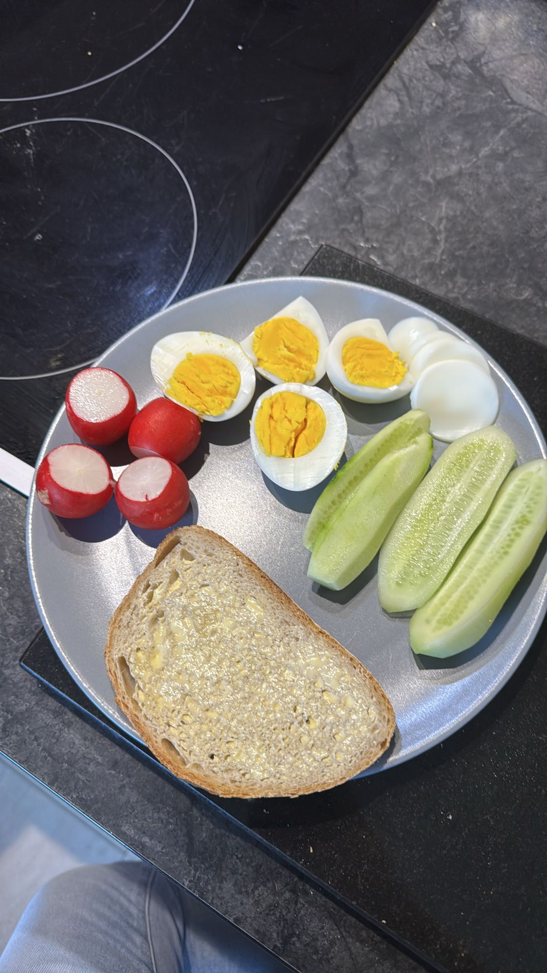 Jajka z warzywami i chlebem