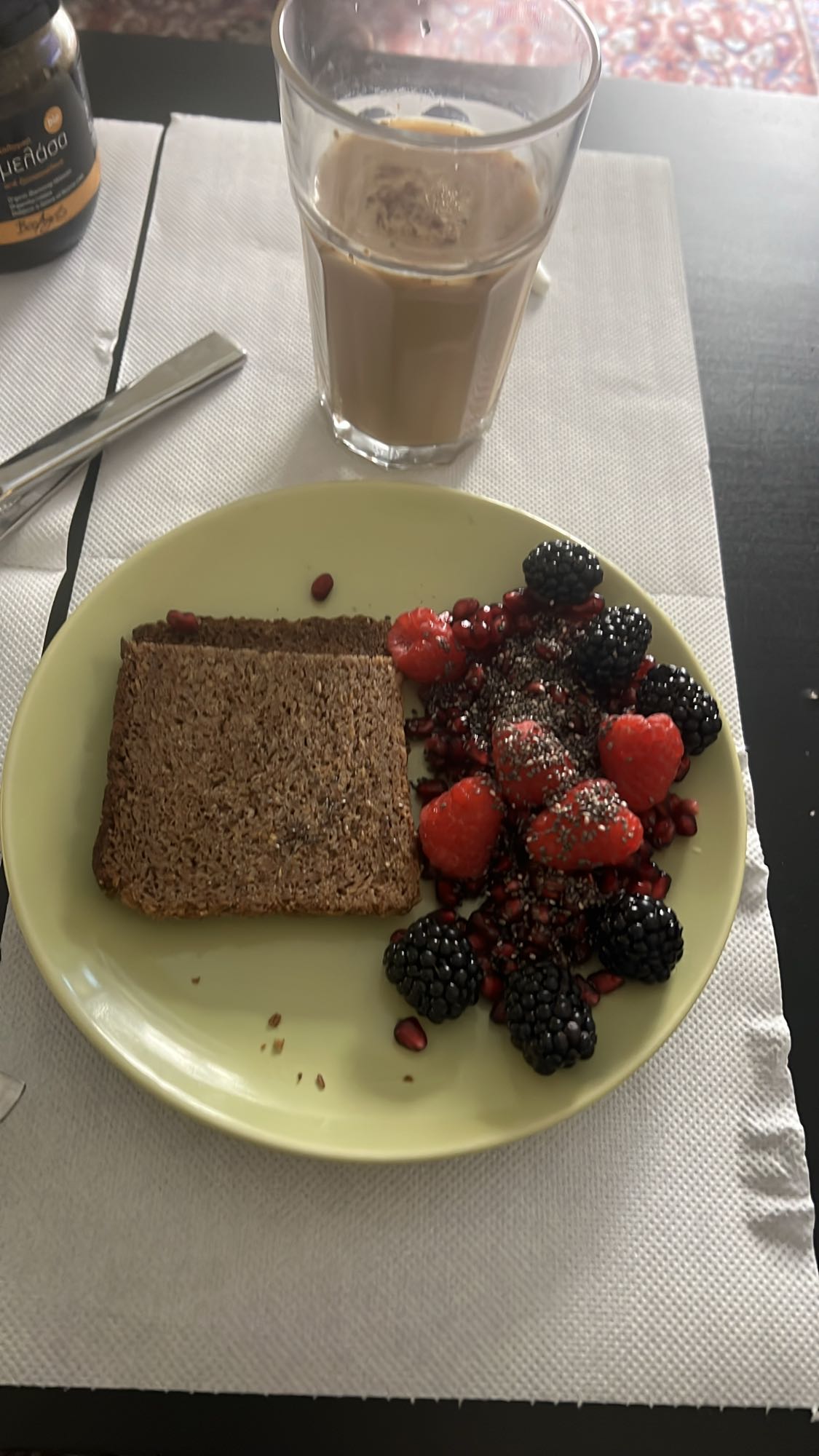 Πρωινό με φρούτα και ψωμί