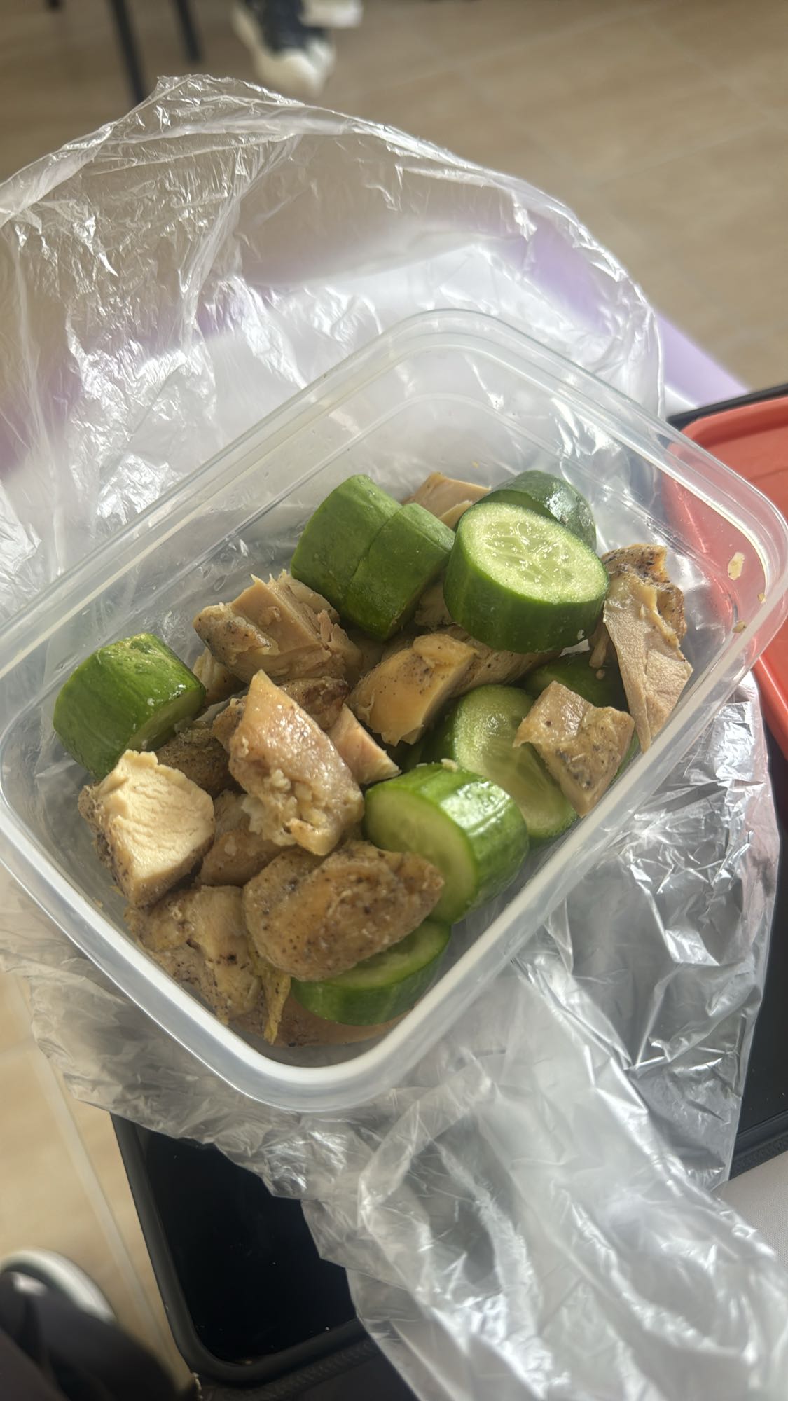 Курица с огурцами