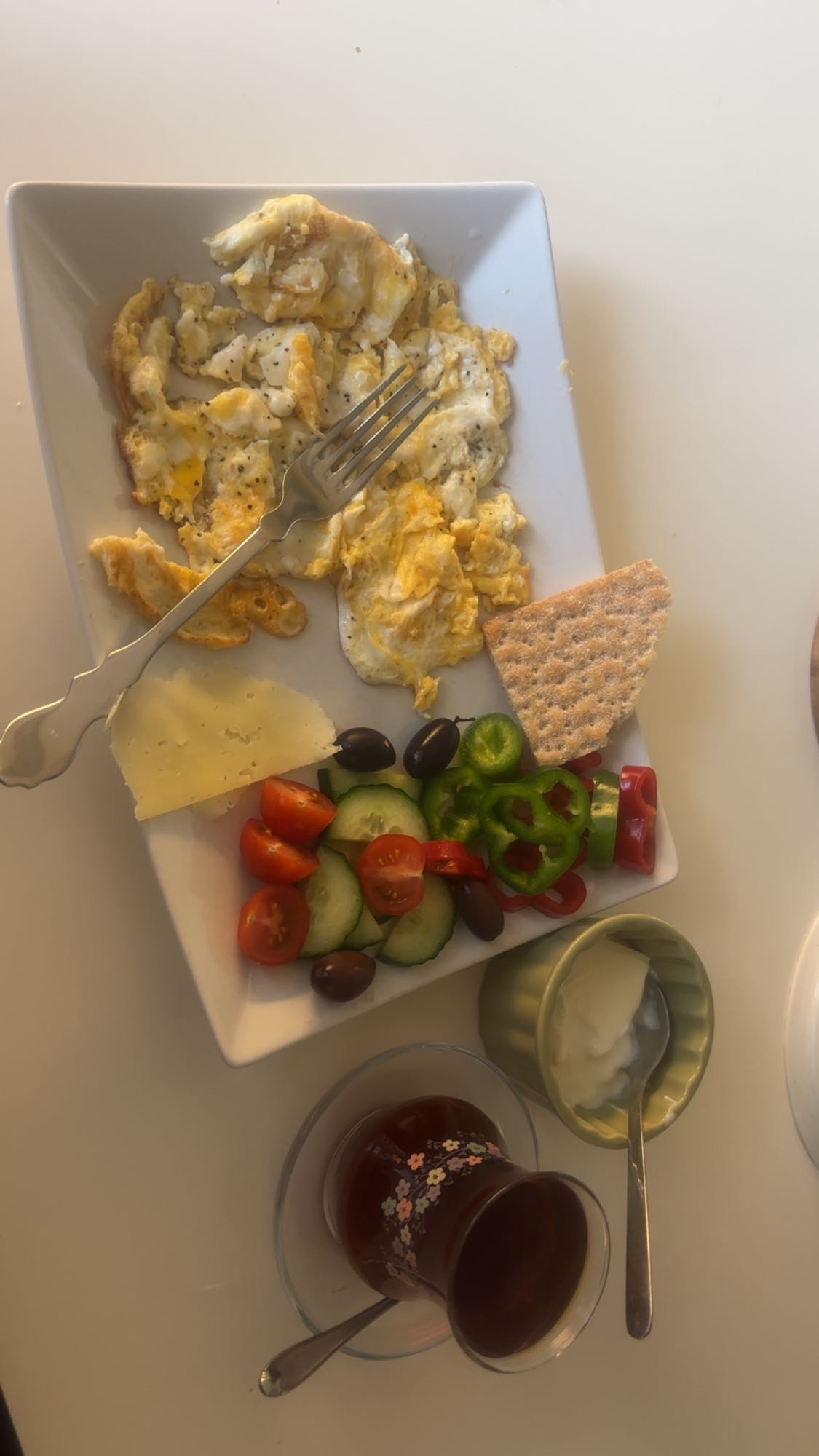 Frukost med ägg och grönsaker