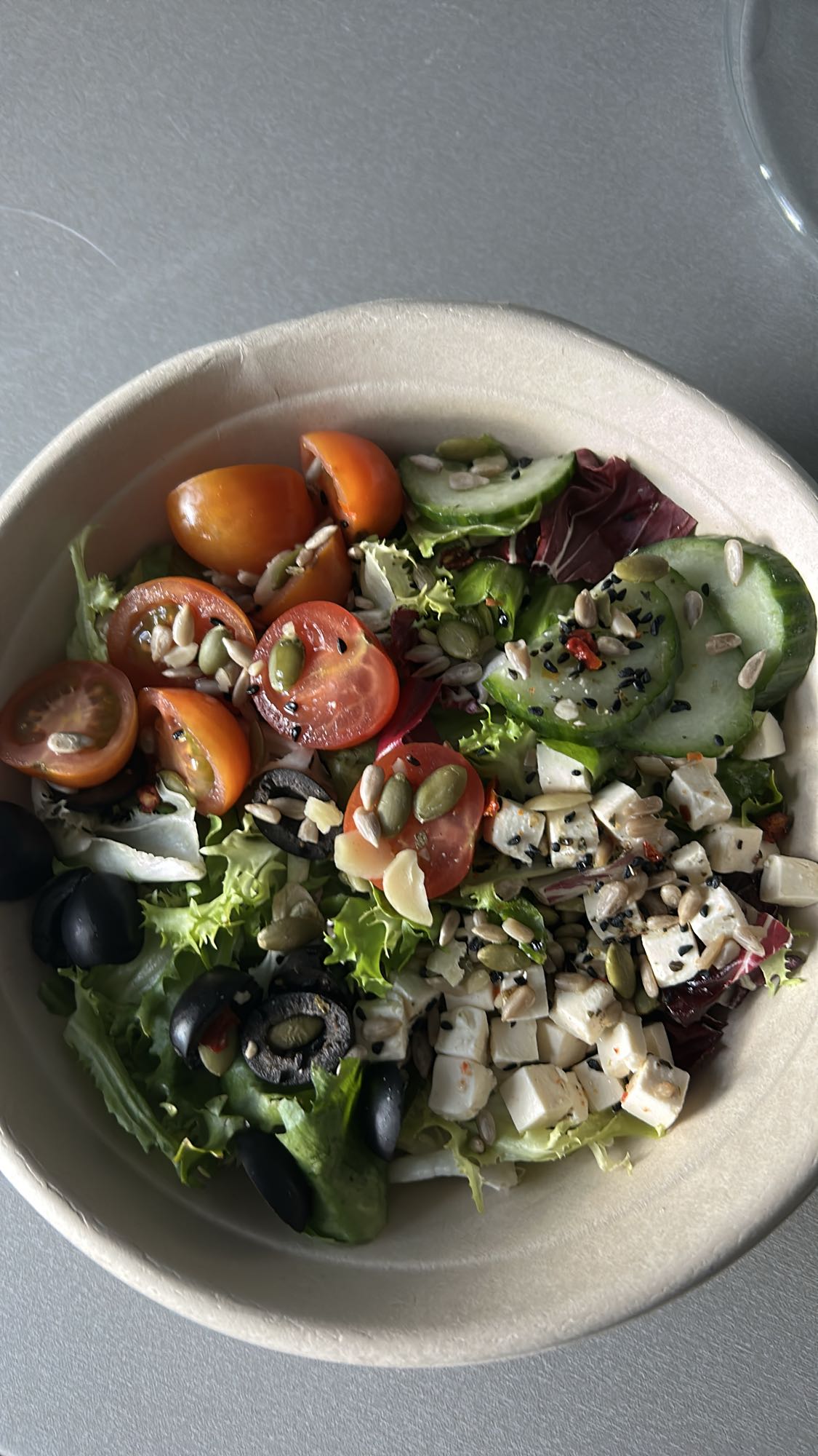 Sałatka z fetą i pestkami