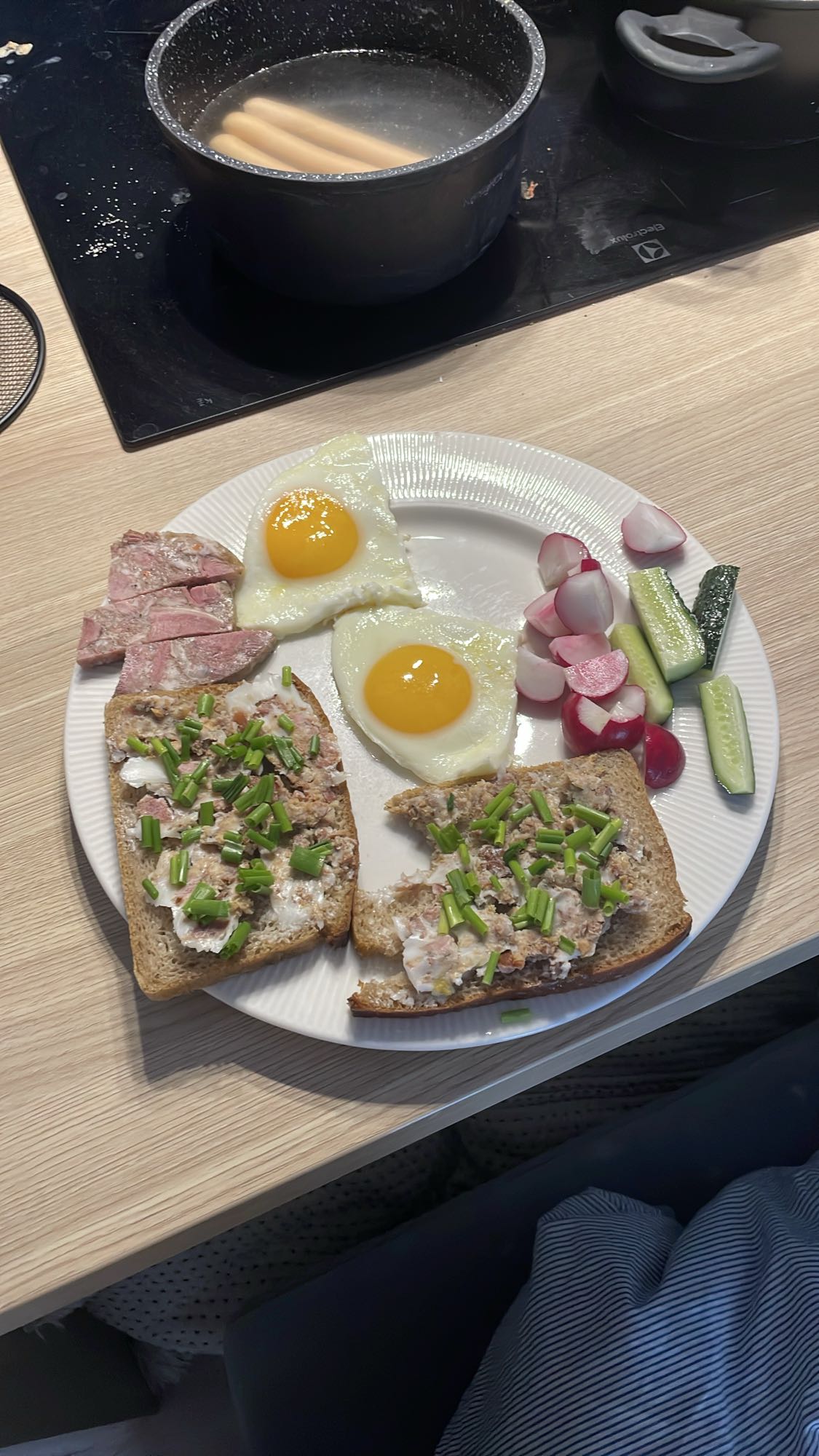 Śniadanie z jajkami i chlebem