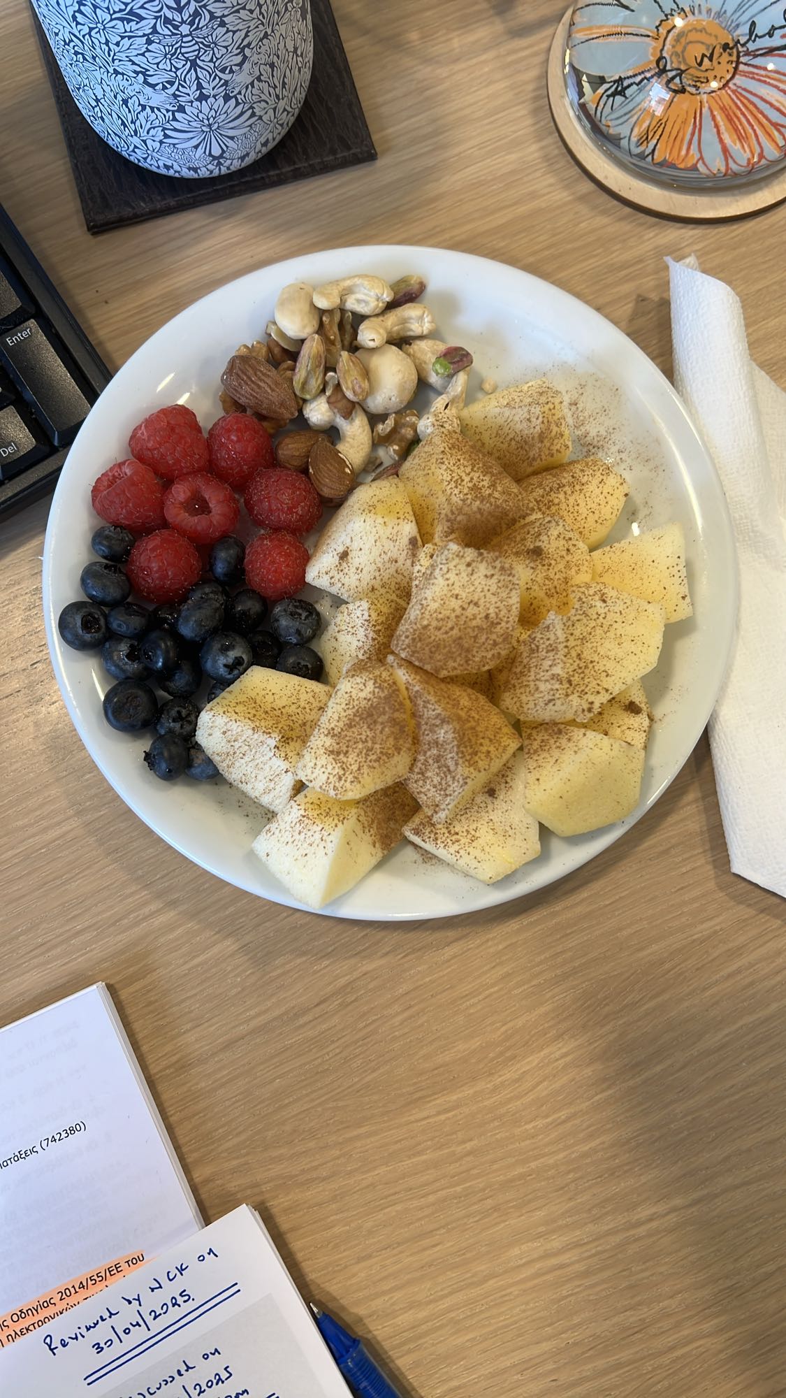 Φρουτοσαλάτα με ξηρούς καρπούς