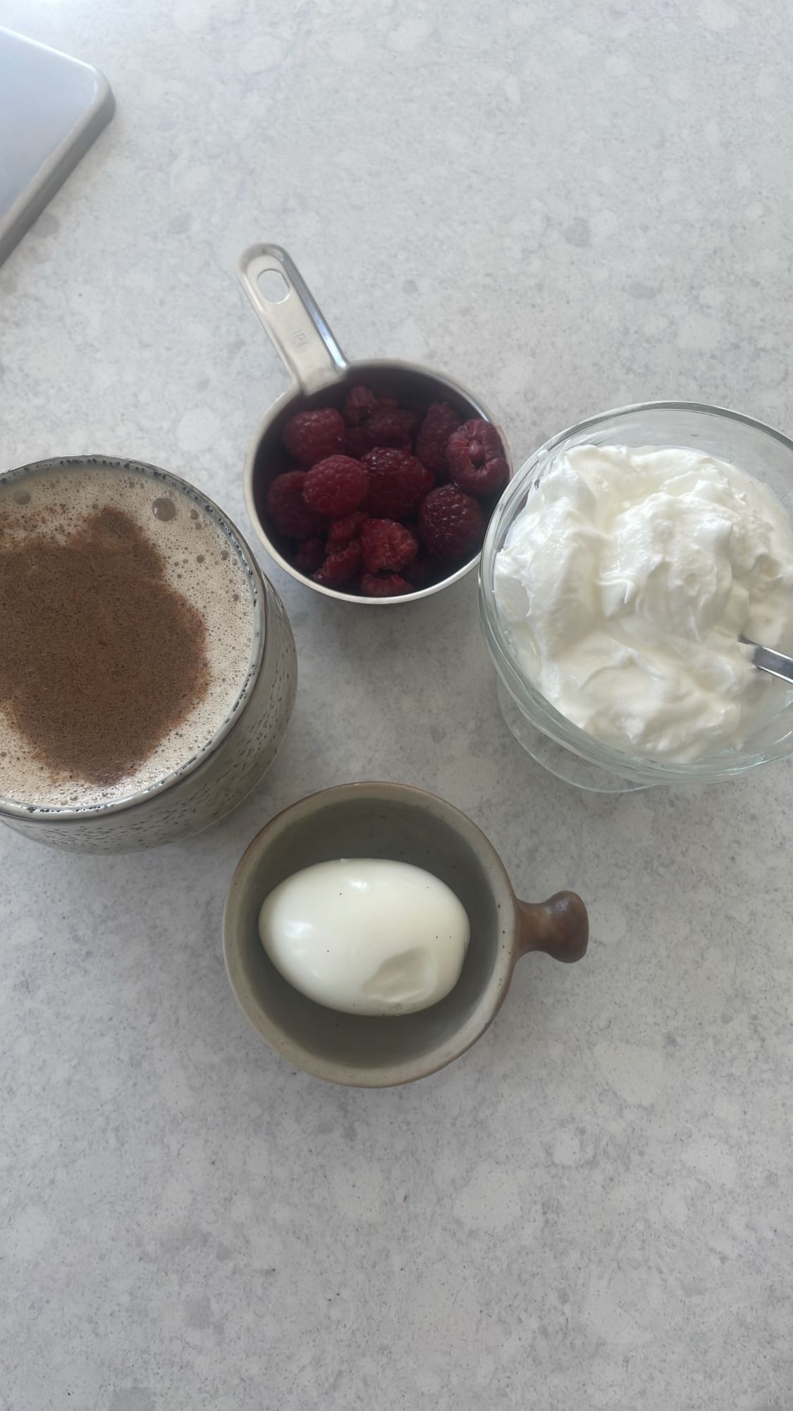 Frukost med yoghurt och ägg