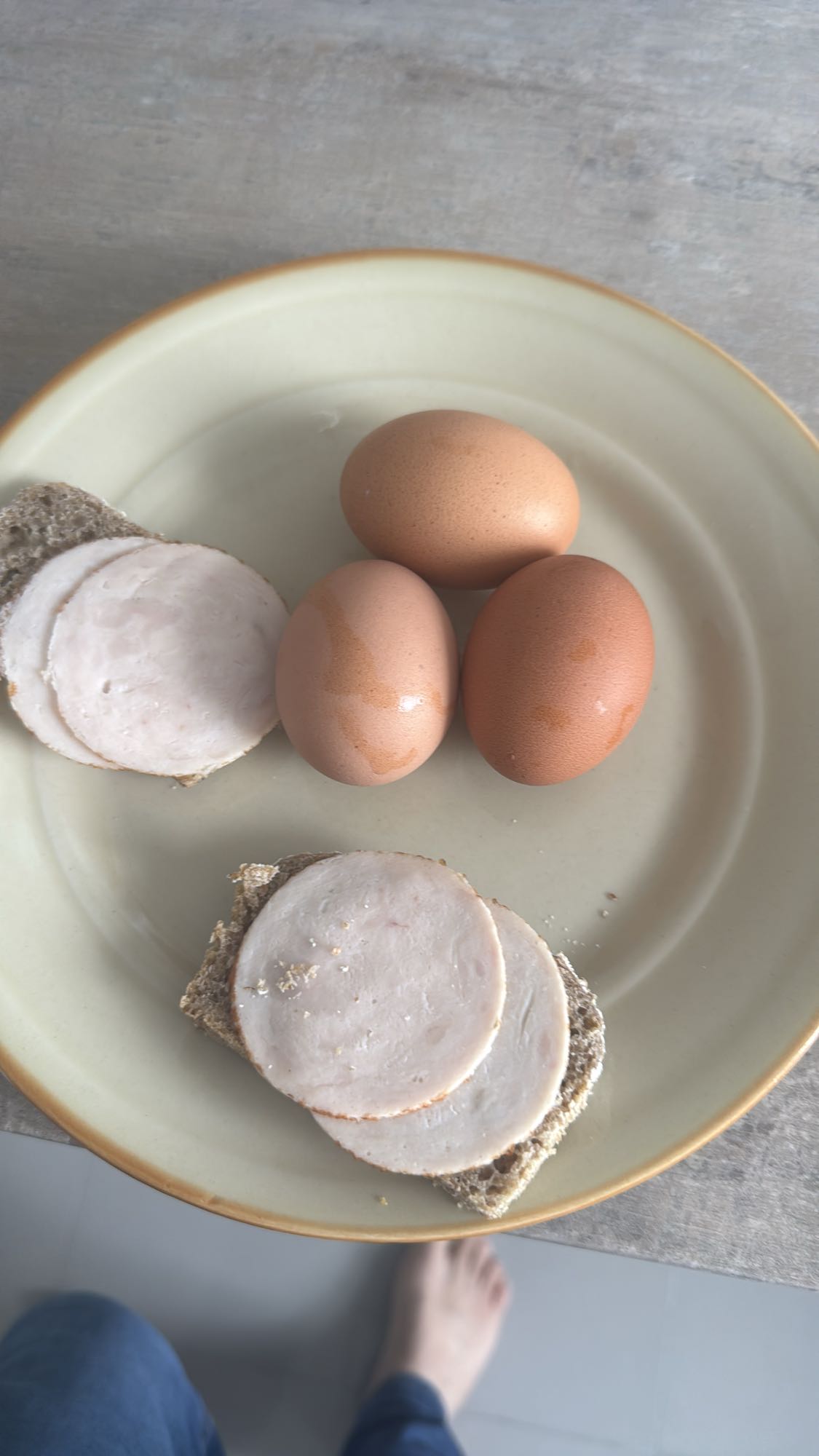 Jajka i kanapki z szynką