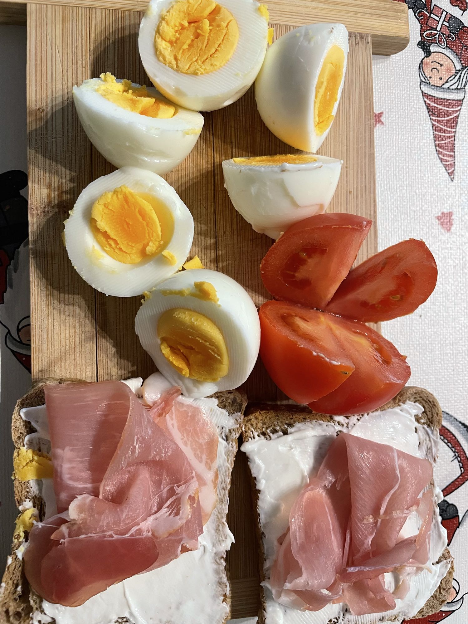 Huevos con pan y jamón