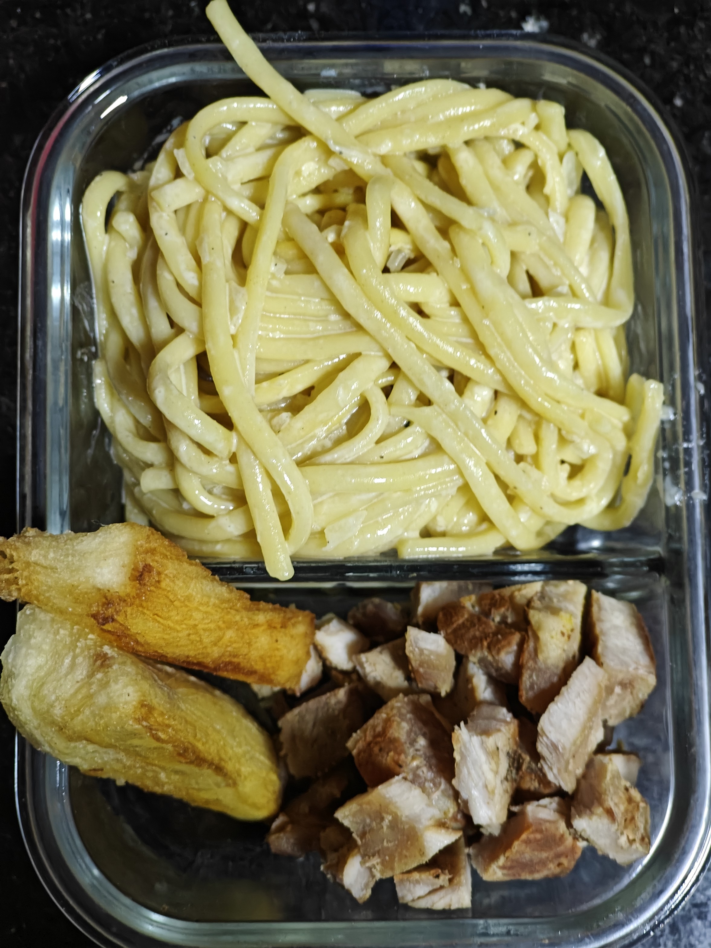Pasta con pollo y plátano