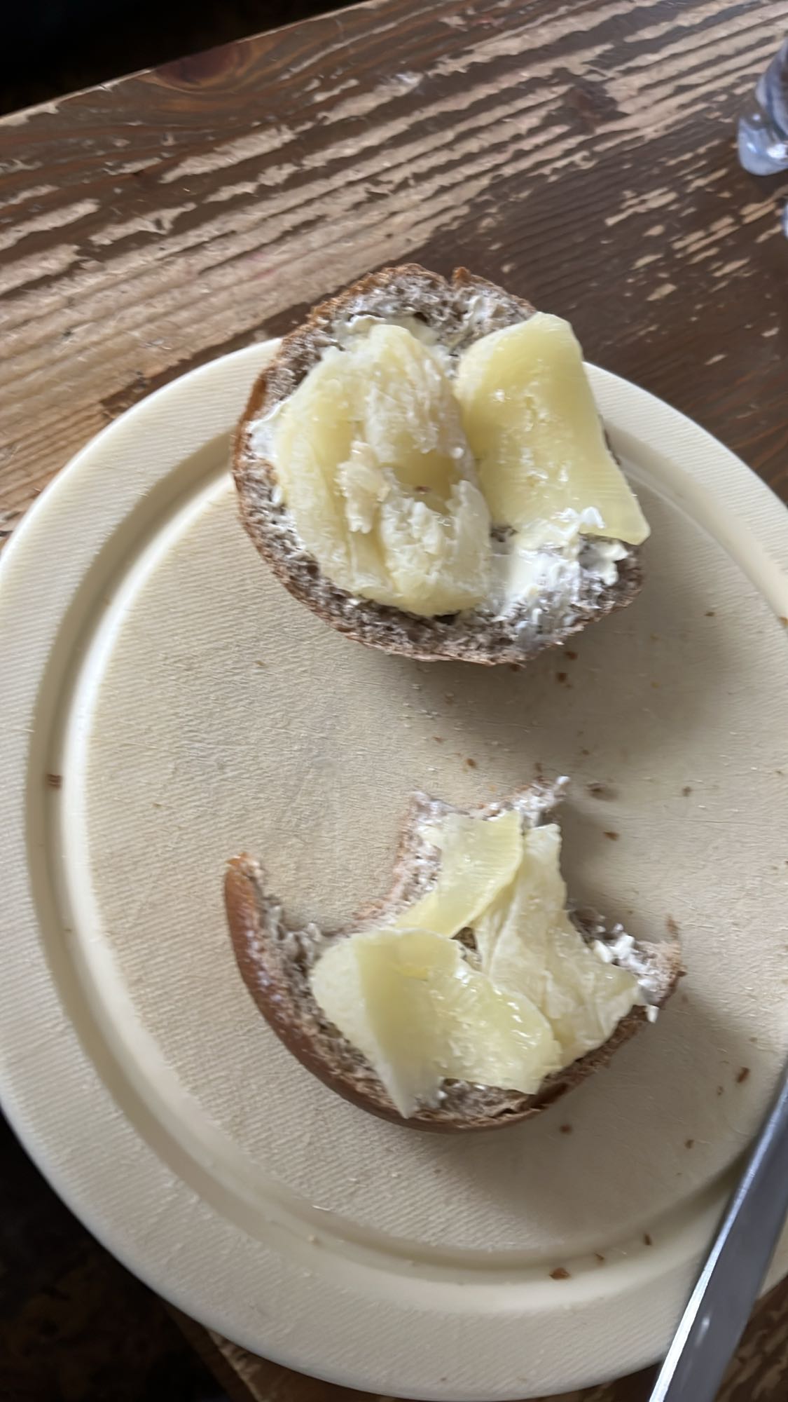 2 Roggenbrötchen mit Harzer Käse