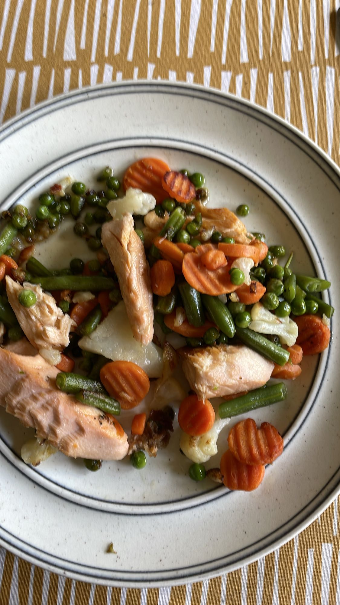 Lax med blandade grönsaker