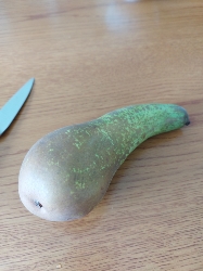 Poire fraîche avec chou-fleur rôti, salade verte et poulet pané maison