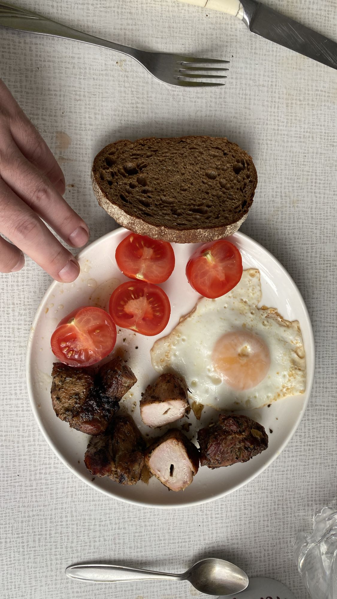 Завтрак с мясом и яйцом