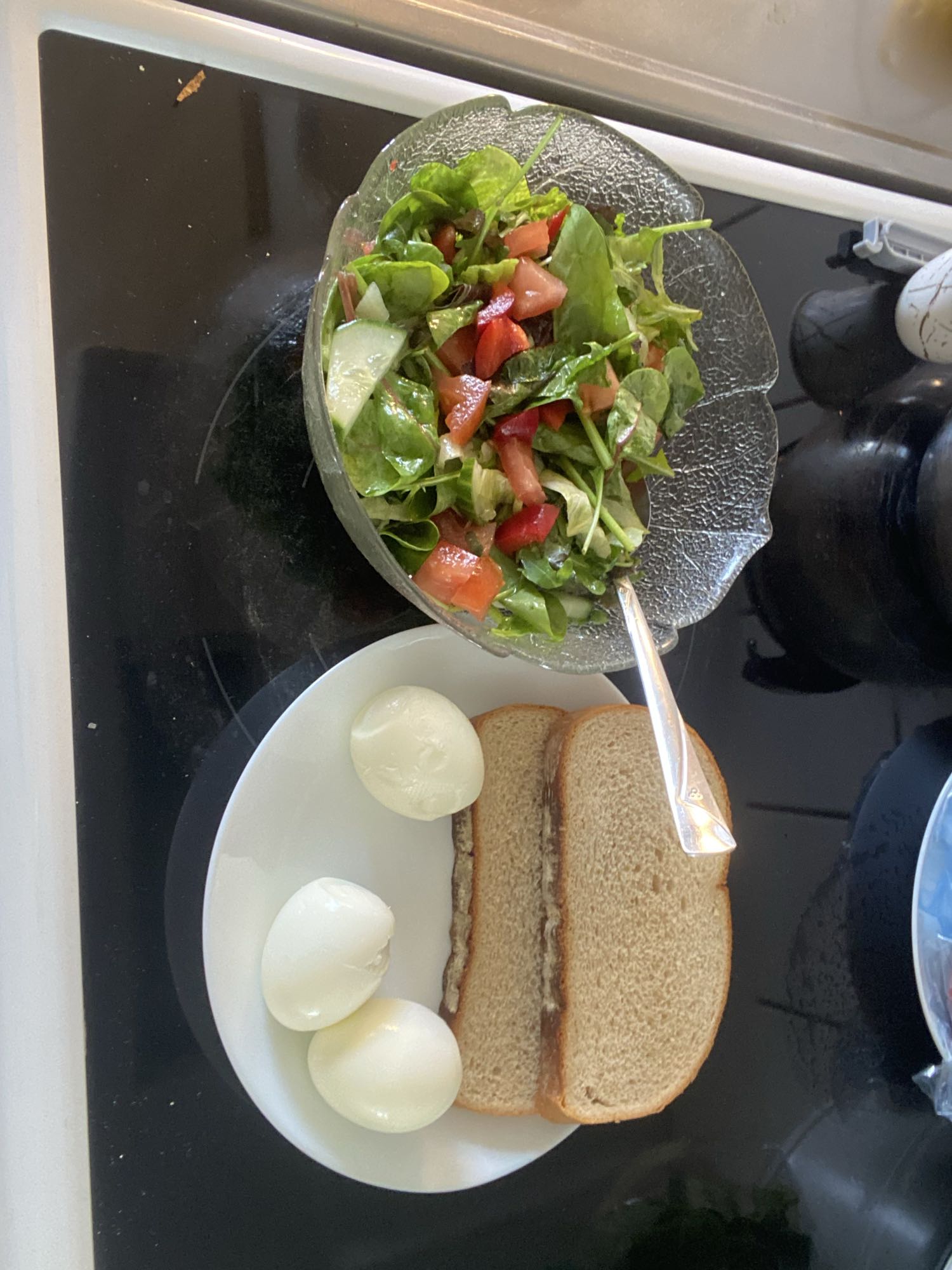 بيض وسلطة وخبز