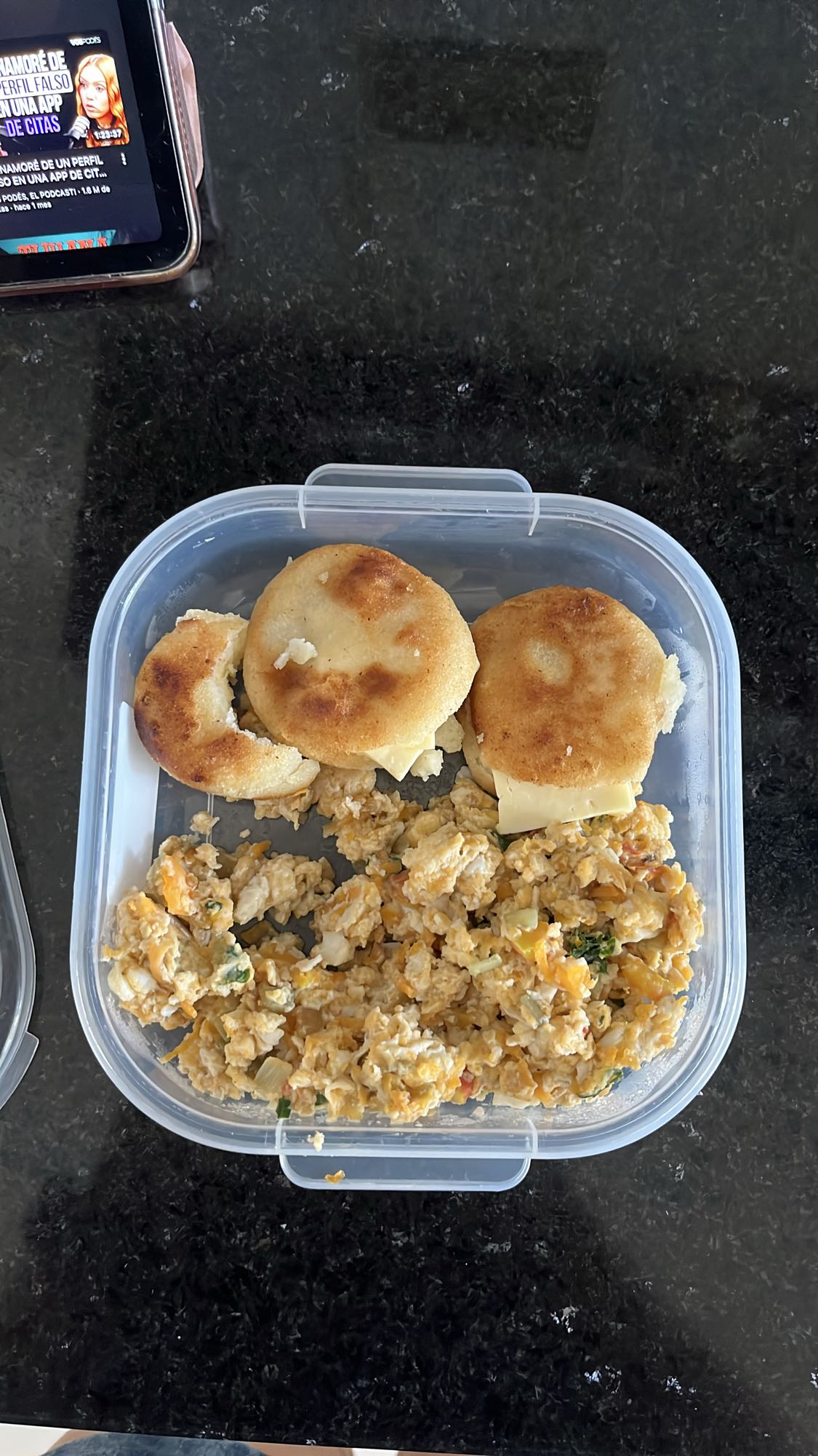 Arepas con huevos revueltos