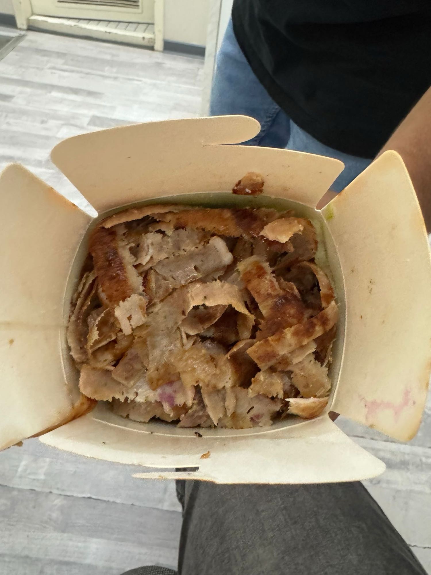 Kleine Dönerbox mit Salat ohne Soße