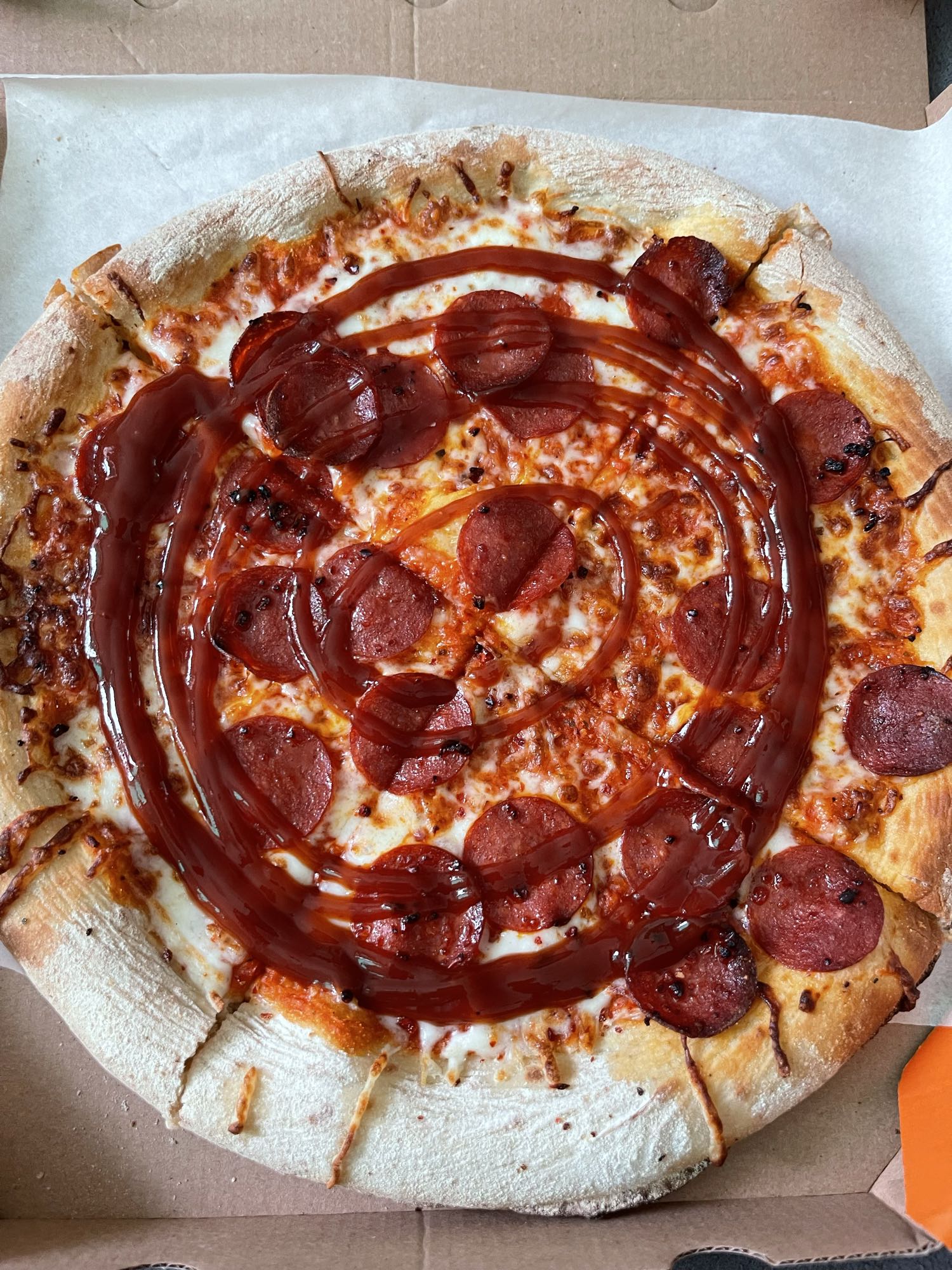 Pizza z pepperoni i sosem
