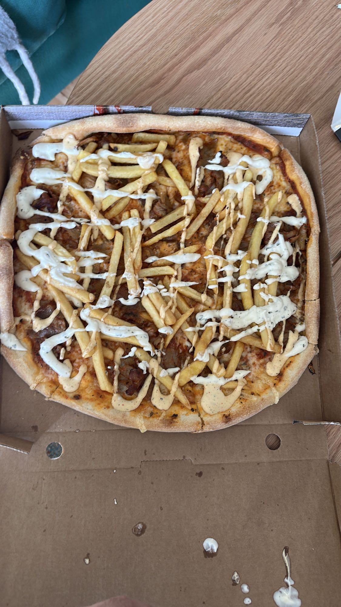 Pizza med pommes och sås