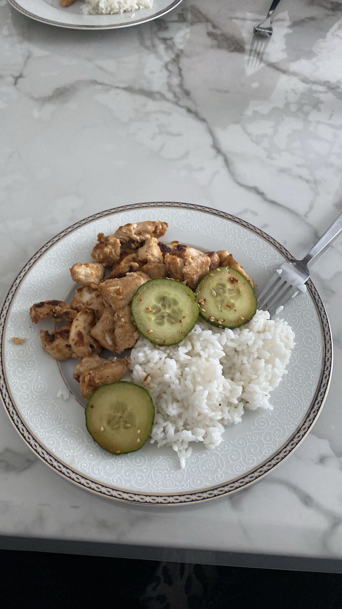 Pollo con arroz y pepino