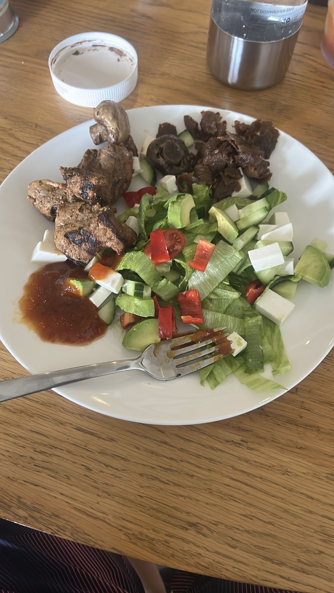 Grillad kött med sallad